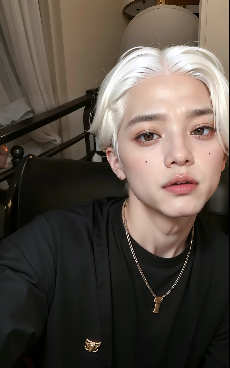 hay un hombre Albino y una camisa negra, taehyung has swollen right eyelid, taehyung grecian nose, el tiene pelos gris oscuro, taehyung comiendo papas fritas gucci, xqc, pale korean adorable face, Pelos blancos, kim taehyung of bts.