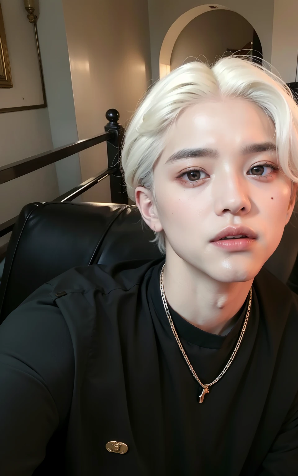 hay un hombre Albino y una camisa negra, taehyung has swollen right eyelid, taehyung grecian nose, el tiene pelos gris oscuro, taehyung comiendo papas fritas gucci, xqc, pale korean adorable face, Pelos blancos, kim taehyung of bts.