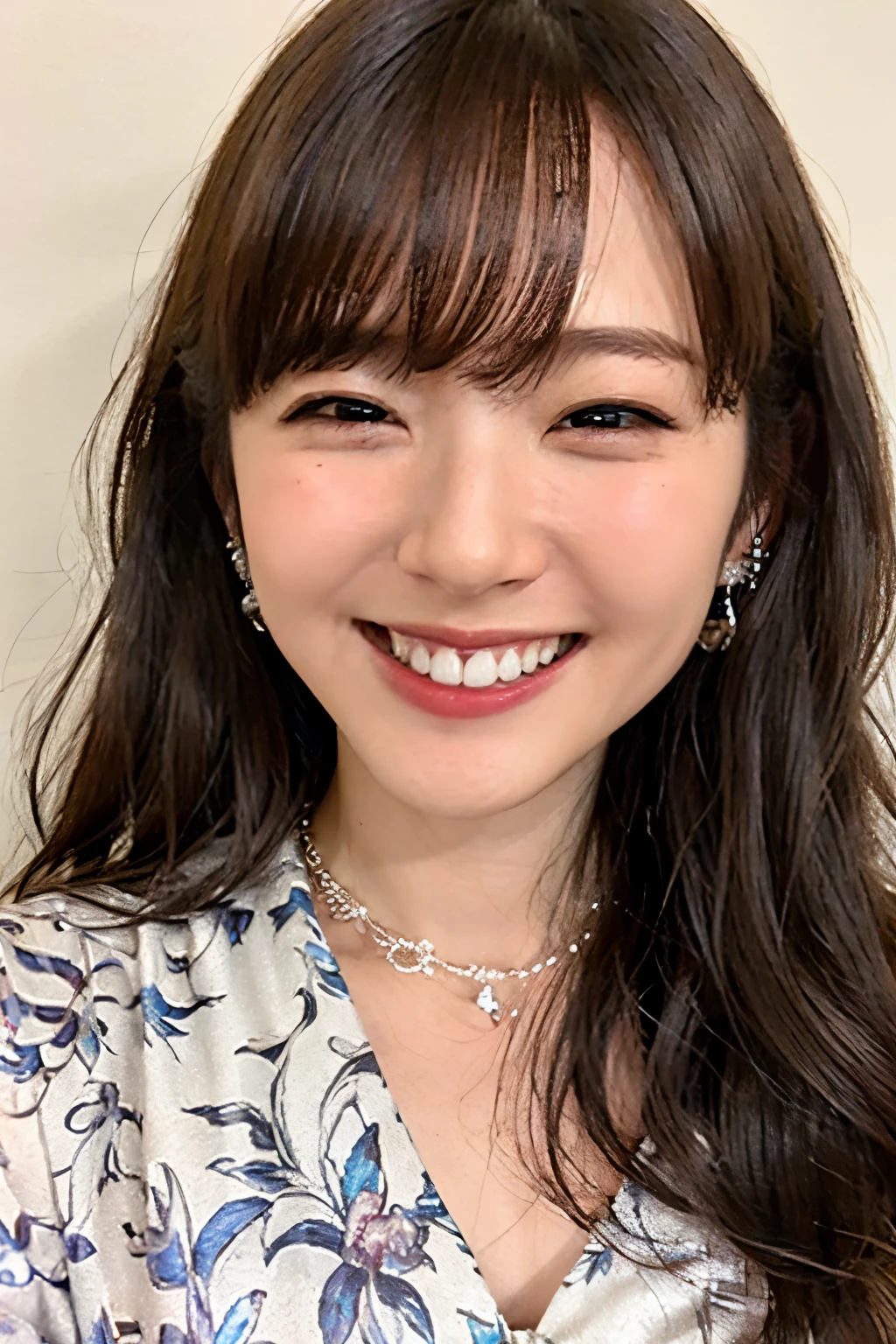 highest quality、masterpiece、超A high resolution、(Photoreal:1.4)、Highly detailed and professionally lit smiles。black hair、necklace around neck、smiling showing teeth