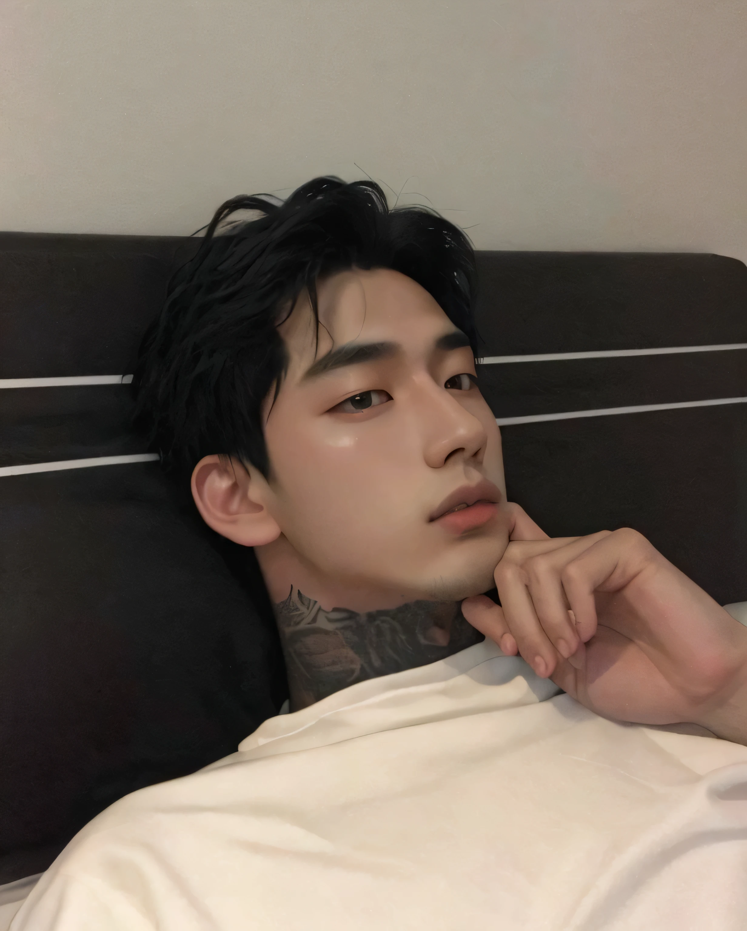 There's a man lying in bed with his hand on his chin, Jinyoung Shin, pintar ulzzang, Kim Doyoung, jinyoung shin aesthetic, cai xukun, Hong junho hyung, homem sul-coreano, hyung tae, taejune kim, com tatuagem facial, Hsiao-ron, 1 Menino de 7 anos, rosto magro, Ulzzang