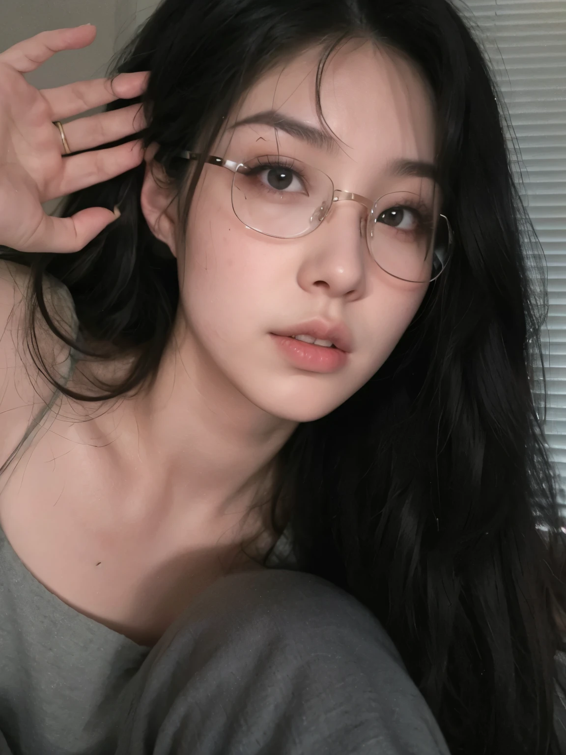 there is a woman with glasses sitting on a bed, with glasses,  coreana, with glasses quadrados, long wavy black hair and glasses, wearing big thin round glasses, Ulzzang, beautiful asian girl, clear, high-quality lips, linda mulher sul-coreana, linda jovem coreana, 18 anos de idade, with glasses on, with glasses pretos