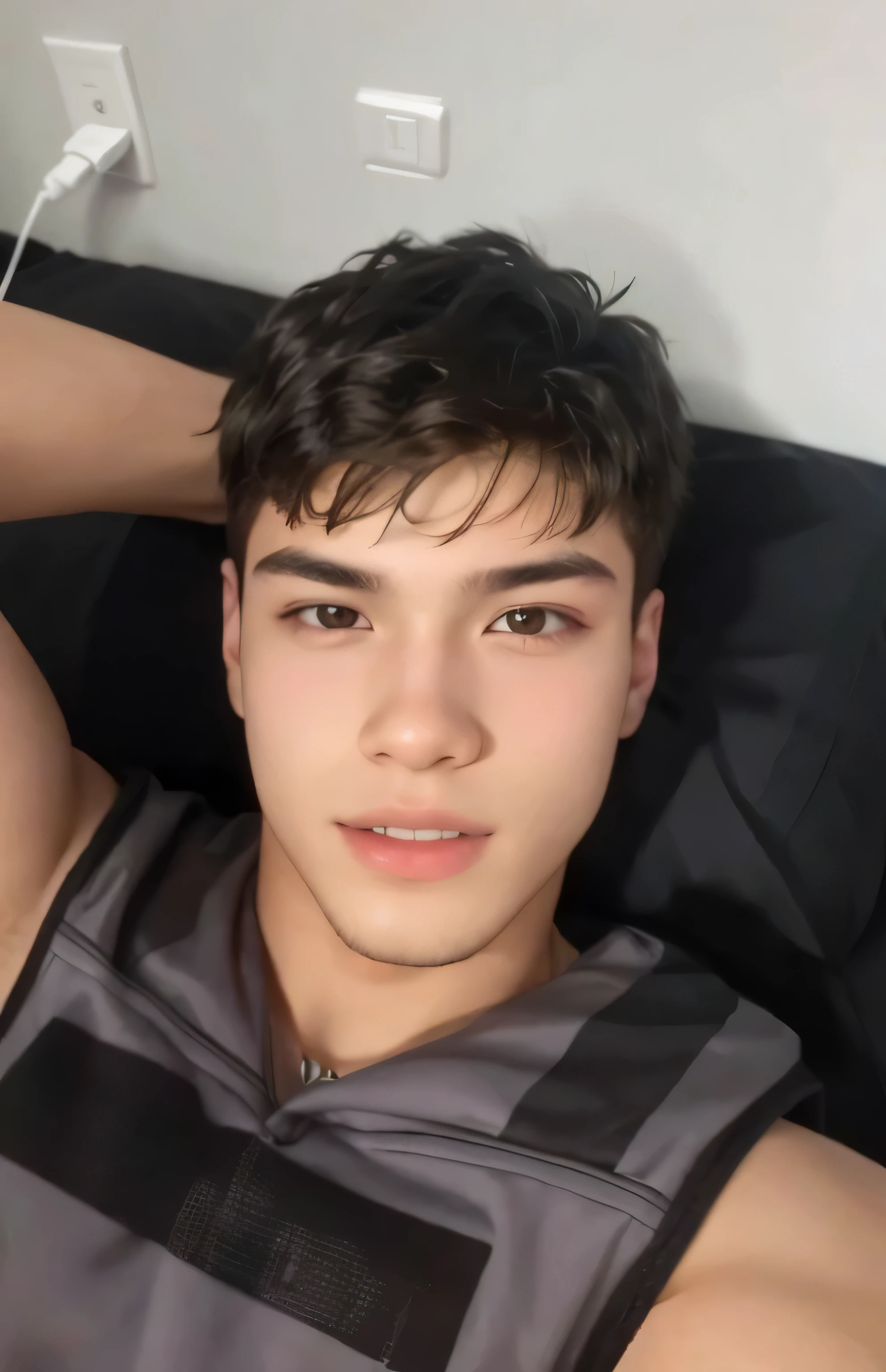 Homem deitado na cama com fones de ouvido nos ouvidos, Tommy 1 6 anos, jovem, asian man, 18 anos de idade, caio santos, rosto bonito, André Rios, jovem bonito, taken at the beginning of 2020, 1 6 anos, profile picture with headshot, rosto perfeito e garoto