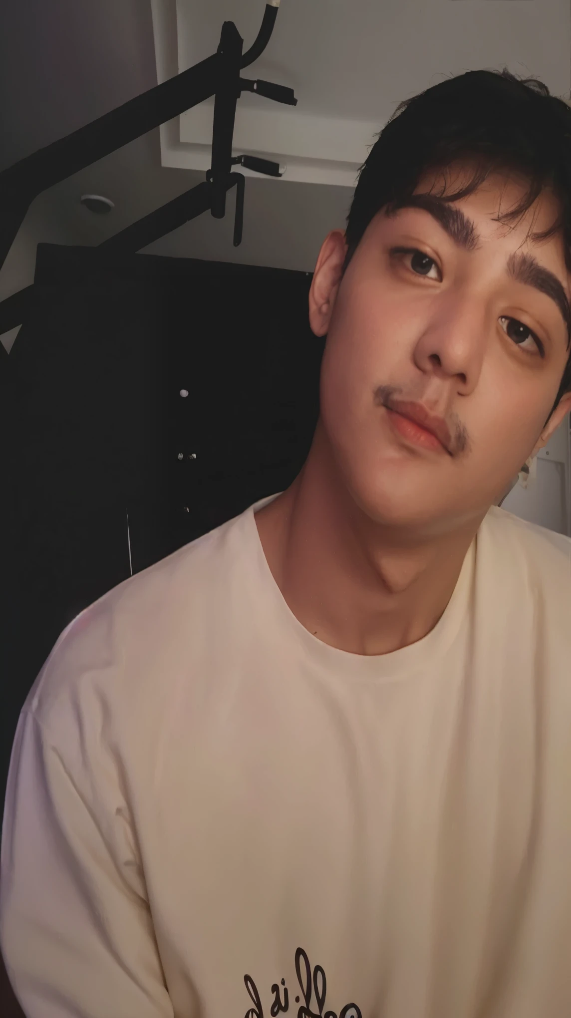Kim Taehyung do bts, pele lisa, bigode acabando de nascer, chubby eyelids