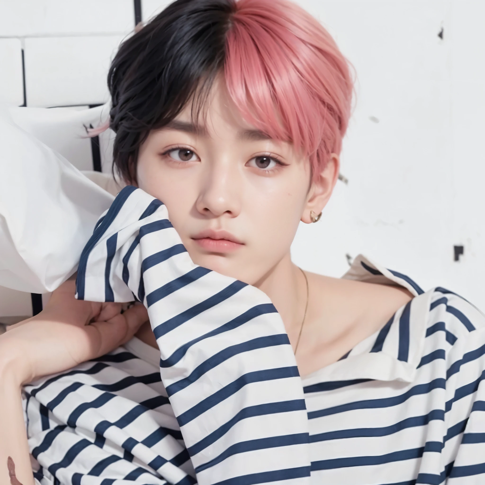 um close de uma pessoa com cabelo rosa e uma camisa listrada, Jungkook, cai xukun, inspirado em Yanjun Cheng, portrait of jossi do blackpink, Taehyung comendo batatas fritas Gucci, Jinyoung Shin, jossi do blackpink, com cabelo rosa, Yanjun Chengt, kpop idol portrait, Jinyoung Shin aesthetic, taejune kim, com cabelo curto