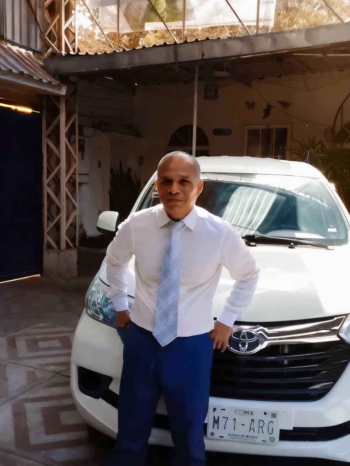 Hombre arafed parado frente a un auto blanco en un garaje, mohamed chahín, by Maximilian Cercha, Foto, kyza saleem, foto descubierta, juan gimenez, sayem reza, perfil frontal!!!!, Khyzyl Saleem, danilo torres, andres rios, carlos ortega elizalde, victor maristane