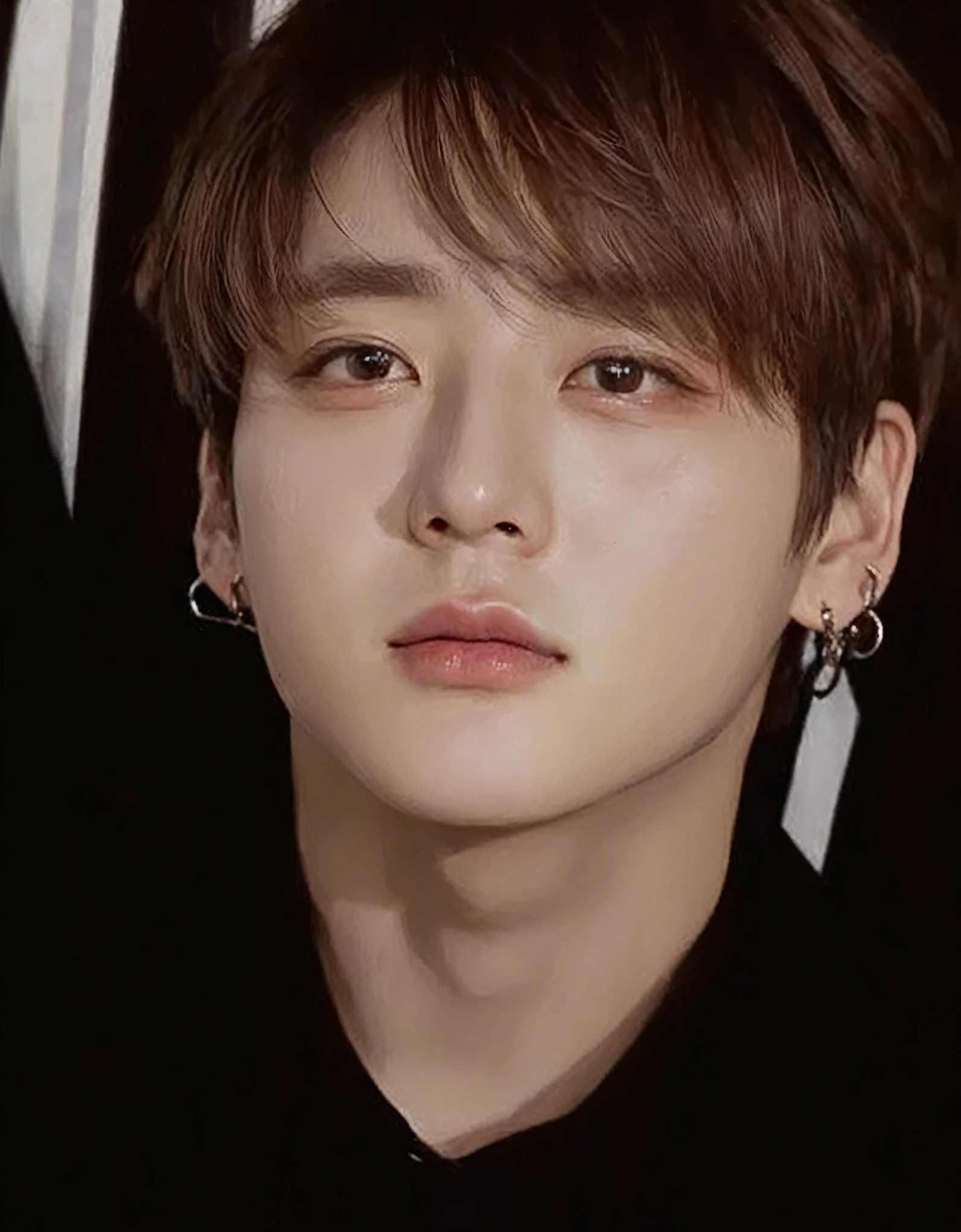 Un primer plano de una persona con una camisa negra y aretes, Cai Xu Kun, jungkook, sus ojos parecen sabios, with a frown, numerosos ojos que brillan tenuemente, pale korean angry face, Jung Jaehyun, sus ojos son grises y brillantes, inspirado en jaekyung, cabello gris. 