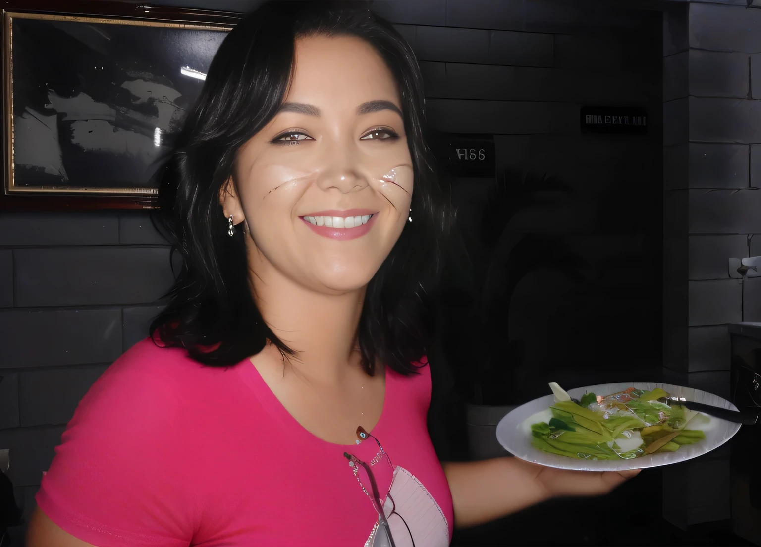 sorridente mulher holding a plate of food with painted cat face, mulher/cat hybrid, mulher with cat ears. Woman in good physical shape. A mulher with white skin and dark hair. ela tem cerca de 35 anos. Her slightly plump red lips are like a delicate flower, seus olhos castanhos escuros parecem conter um mundo de maravilhas. Corpo fino. cintura fina. Your body exudes glamor and your face is the definition of beauty. altamente realista, AINDA, slightly full lips, batom cor de rosa, sorridente, feeling of lightness and joy, Hiper-realismo, pele muito elaborada, olhar. Fitness mulher. clear photo, alta qualidade, high resolution, obra de arte, 8k.