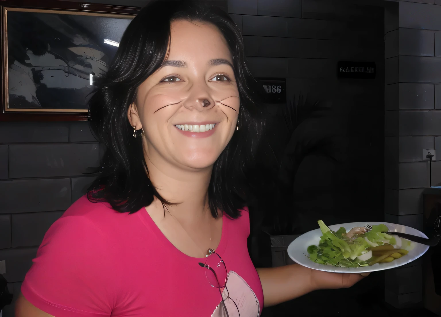 sorridente mulher holding a plate of food with painted cat face, mulher/cat hybrid, mulher with cat ears. Woman in good physical shape. A mulher with white skin and dark hair. ela tem cerca de 35 anos. Her slightly plump red lips are like a delicate flower, seus olhos castanhos escuros parecem conter um mundo de maravilhas. Corpo fino. cintura fina. Your body exudes glamor and your face is the definition of beauty. altamente realista, AINDA, slightly full lips, batom cor de rosa, sorridente, feeling of lightness and joy, Hiper-realismo, pele muito elaborada, olhar. Fitness mulher. clear photo, alta qualidade, high resolution, obra de arte, 8k.
