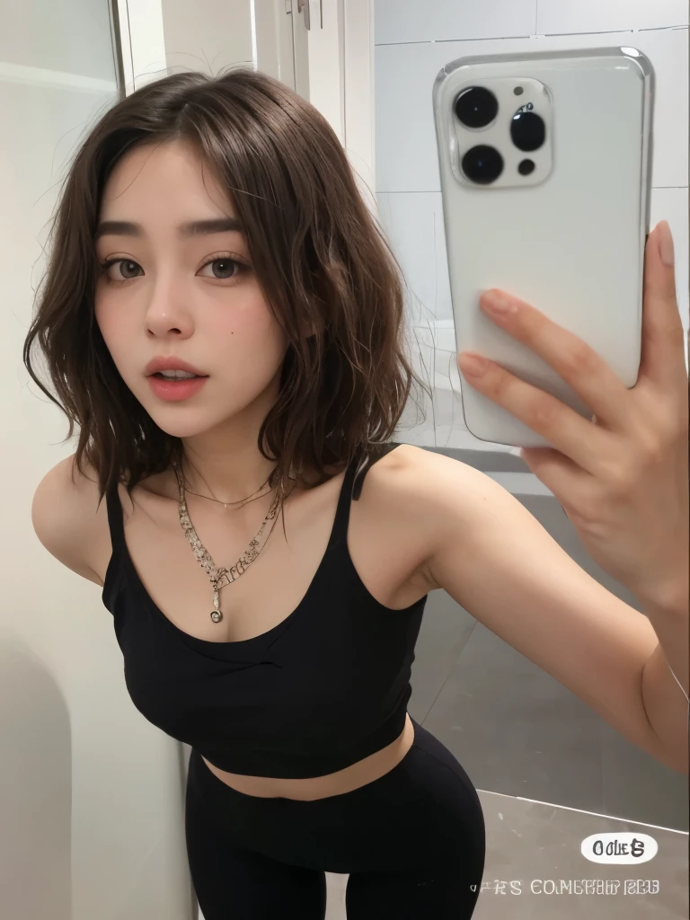 um close de uma pessoa tirando uma selfie no espelho, vestindo uma regata preta cortada, she is wearing a black blouse, vestindo uma blusa preta cropped, Ulzzang, dilraba dilmurat, linda jovem coreana, blusa preta, com cabelo curto, coreana, Fotografia selfie 8k, foto de modelo de garota magra