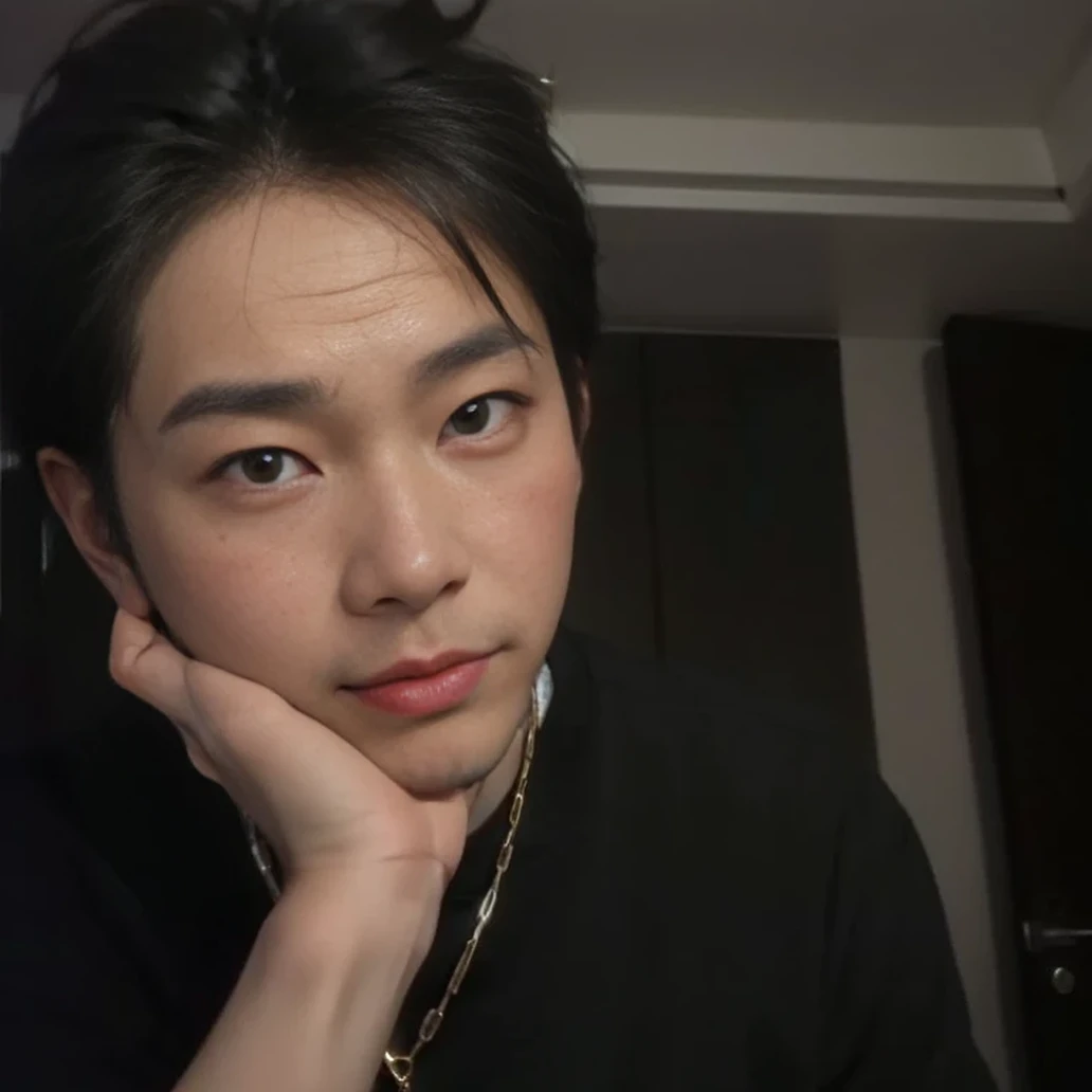 There's a man who's sitting with his hand on his chin, fukaya yuichiro, toru furuya, xqc, kazuya takahashi, taken in the early 2020s, Yuya Nagai, tanaka suguru, lv, tetsuya nomura, kousuke oono, tsurumaki kazuya