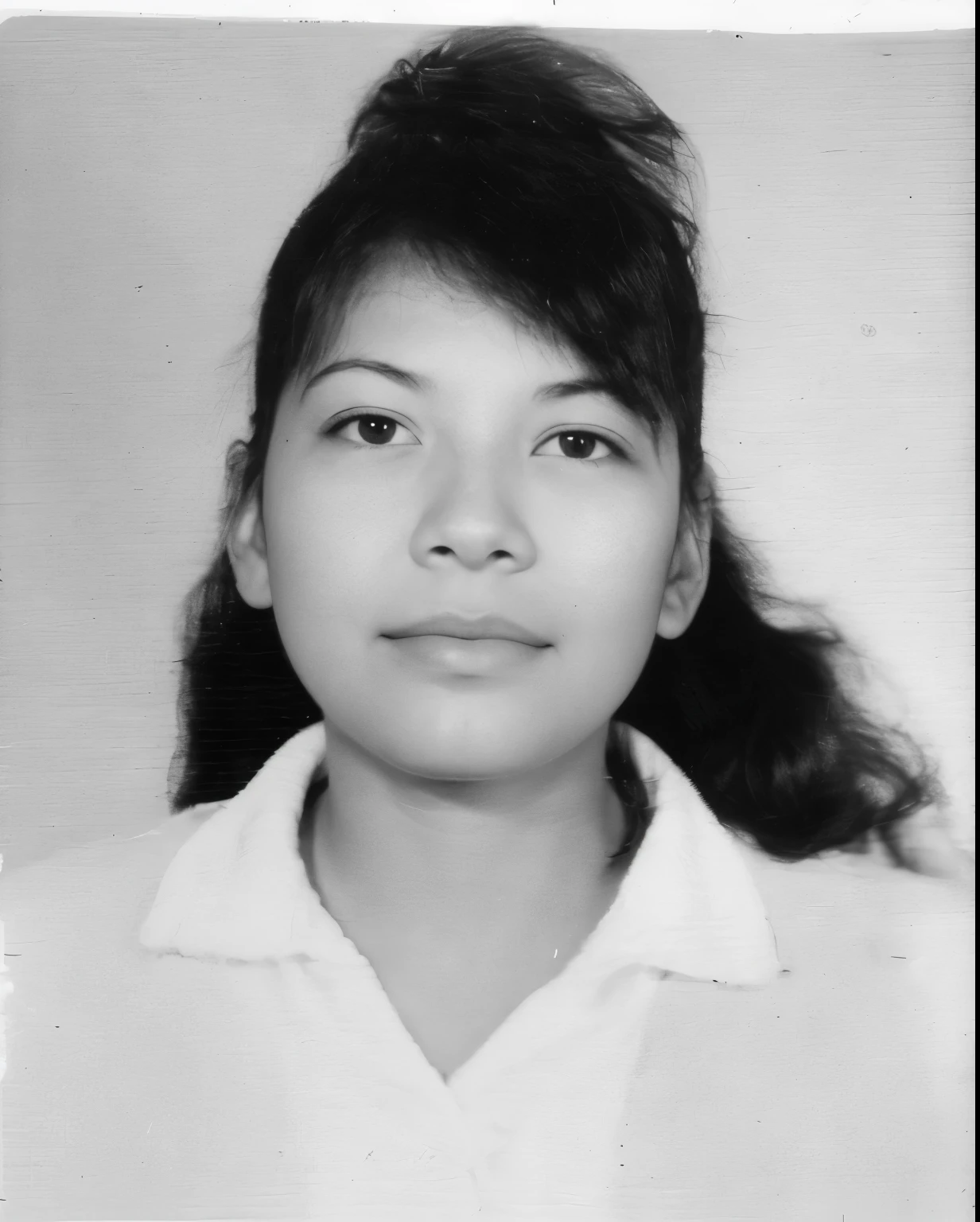 Black and white photo of a young woman with a ponytail., foto 1960, in his 20s, vieja foto en blanco y negro, viejo cuadro, foto antigua del anuario, imagen en blanco y negro, una vieja foto en blanco y negro, around 19 years, taken in the early 1960s, 13 years