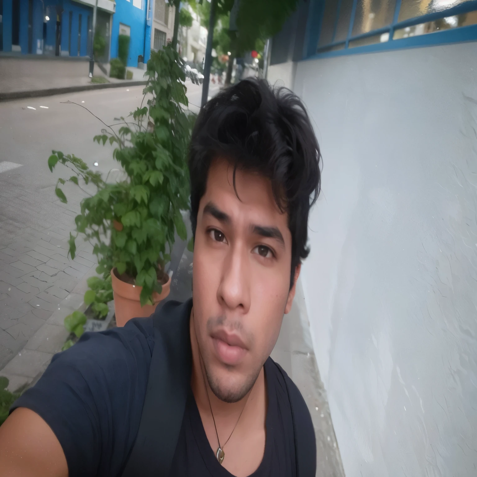 there is a man taking a selfie with his cell phone, Jayson Devadas, and that, cerca de 19 anos, caio santos, nivanh chanthara, foto selfie, Jose Moncada, 27 anos de idade, na rua da cidade, sem capacete, 23 anos, Mohammed Chahin, dia, José Miguel remains French