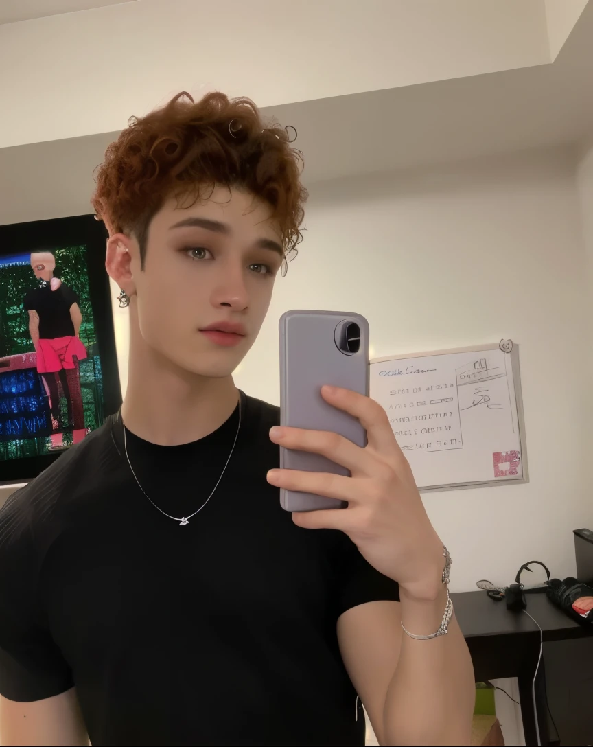 there is a man taking a selfie in a room with a computer, he has short curly brown hair, rizos en la parte superior de su cabeza, taken in the early 2020s, chico adolescente de pelo rojo, con pelo rojo rizado, hombre joven delgado, foto de perfil en la cabeza, Connor Hibbs, cuchilla del grupo de drenaje, pelo pelirrojo con pecas