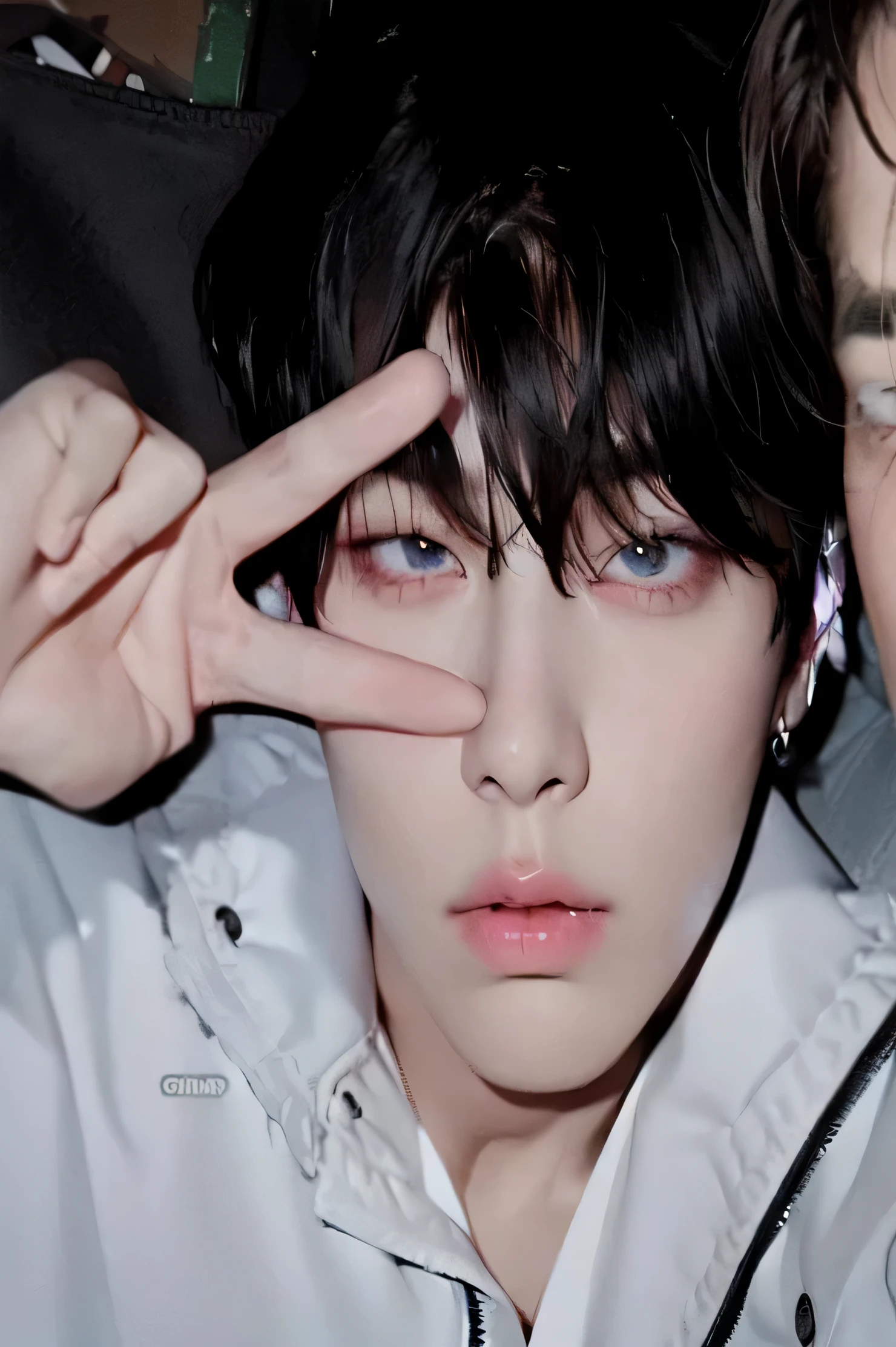 hay un hombre que se lleva la mano al ojo, jungkook, Jimin\his right eyelid is swollen, taehyung comiendo papas fritas gucci, Yoongi de pelo negro, bts, sus ojos parecen sabios, jinyoung shin, kim taejin, hyung tae, Jimin, Jimin\los labios carnosos, parque jimin, ojos holgados, aesthetic jinyoung grain, kim doyoung, kim tae hyung, taehyung, bts, bts kim tae hyung