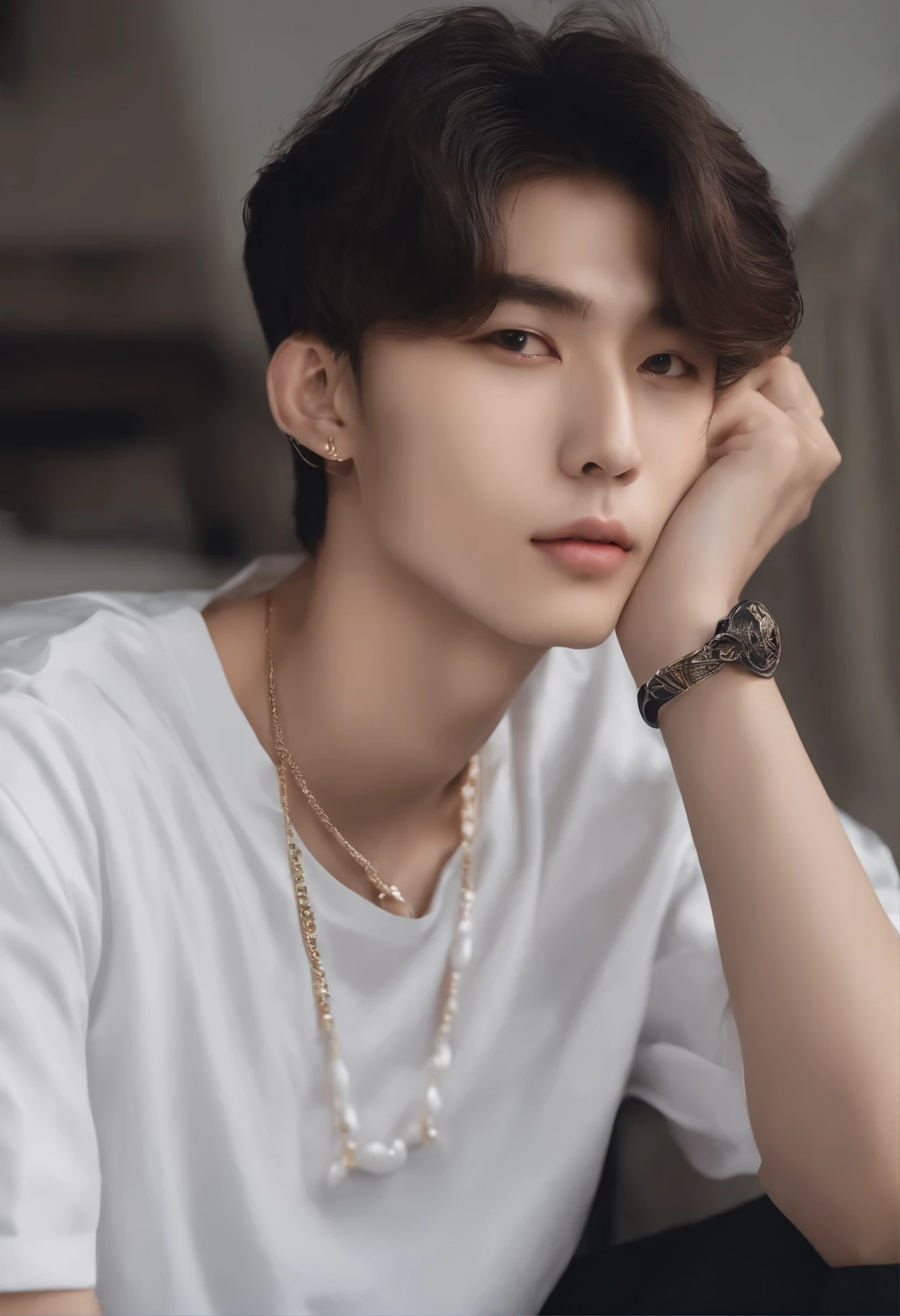 um homem com um colar e esando uma t-shirt, standing in front of a white background, Cai Xukun, Yanjun Chengt,, ele tem cabelos castanhos curtos e cacheados, Inspirado em Jeonseok Lee, he has an elongated head shape, XQC, com o mesmo penteado, solid background