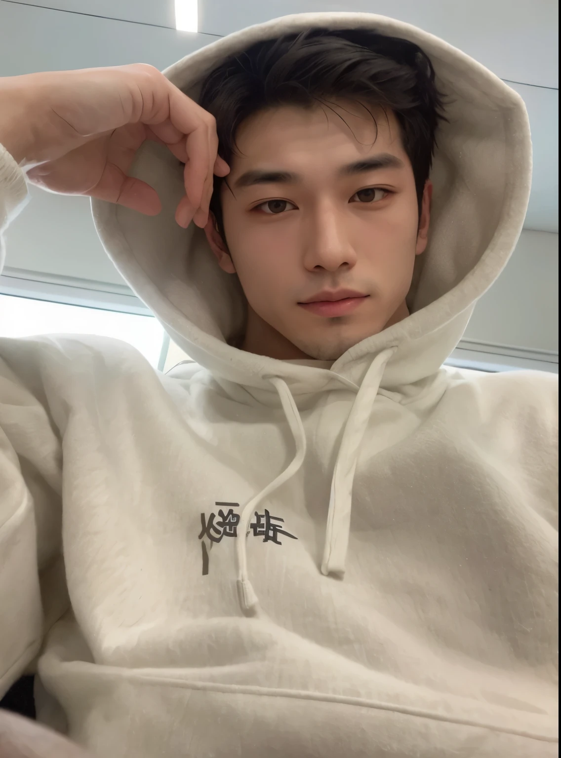 Arafed hombre con una sudadera con capucha blanca sentado en una silla, Cai Xu Kun, nico tanigawa, diego fernandez, yasumoto oka, en una sudadera con capucha, 