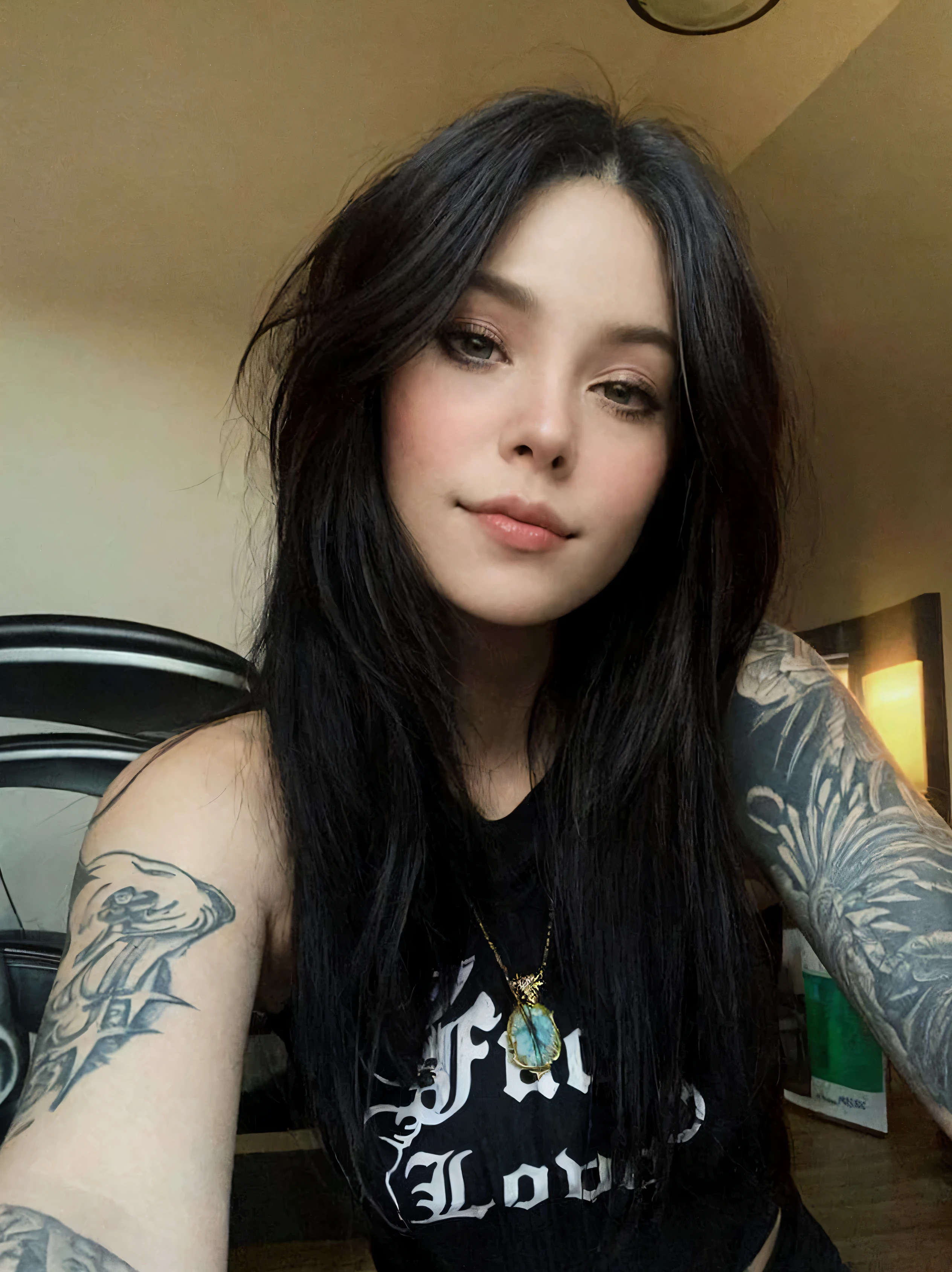 arafed woman com tatuagens sentada na cama em um quarto, cerveja madison, Ela tem cabelo preto, she is wearing a black blouse, long messy black hair, cabelo preto escuro, soft devil queen Cerveja Madison, Kailee Mandel, com tatuagens, cabelo preto corvo, Cerveja Madison girl portrait, ela tem cabelo preto with bangs