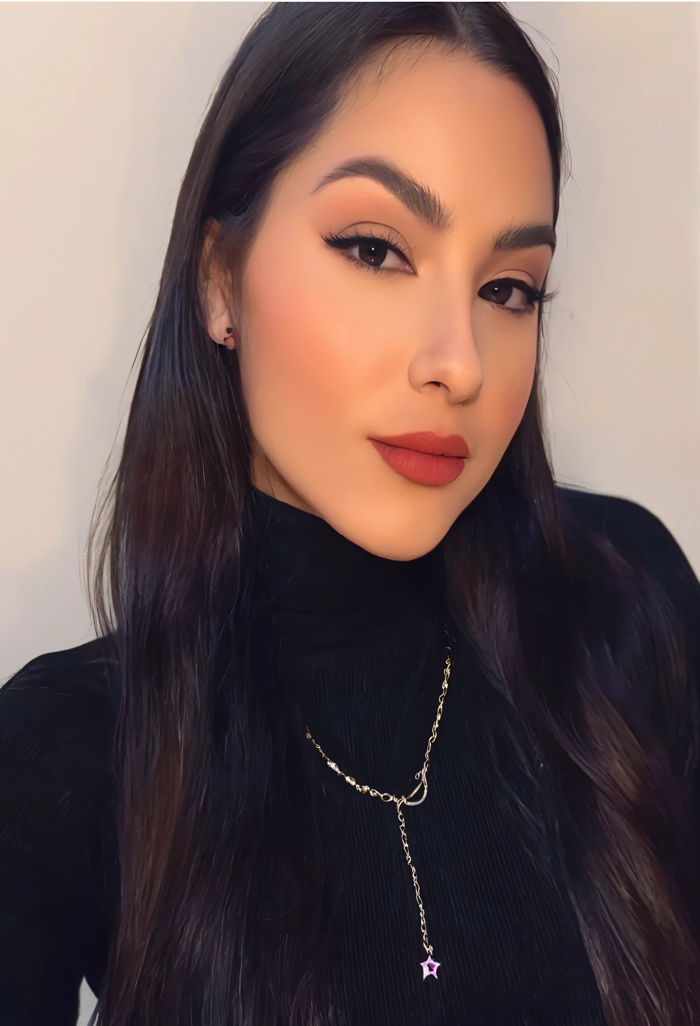 arafa woman with long dark hair wearing a black sweater with a turtleneck, Violeta Myers, ayahausca, imagem de perfil, inspired by Gina Pellón, Alanis Guillen, profile picture with headshot, cabelos escuros e maquiagem, olhar sensual, foto de perfil profissional, Retrato de Sophie Mudd, Alex Yanes, com maquiagem profissional, lindo rosto latina