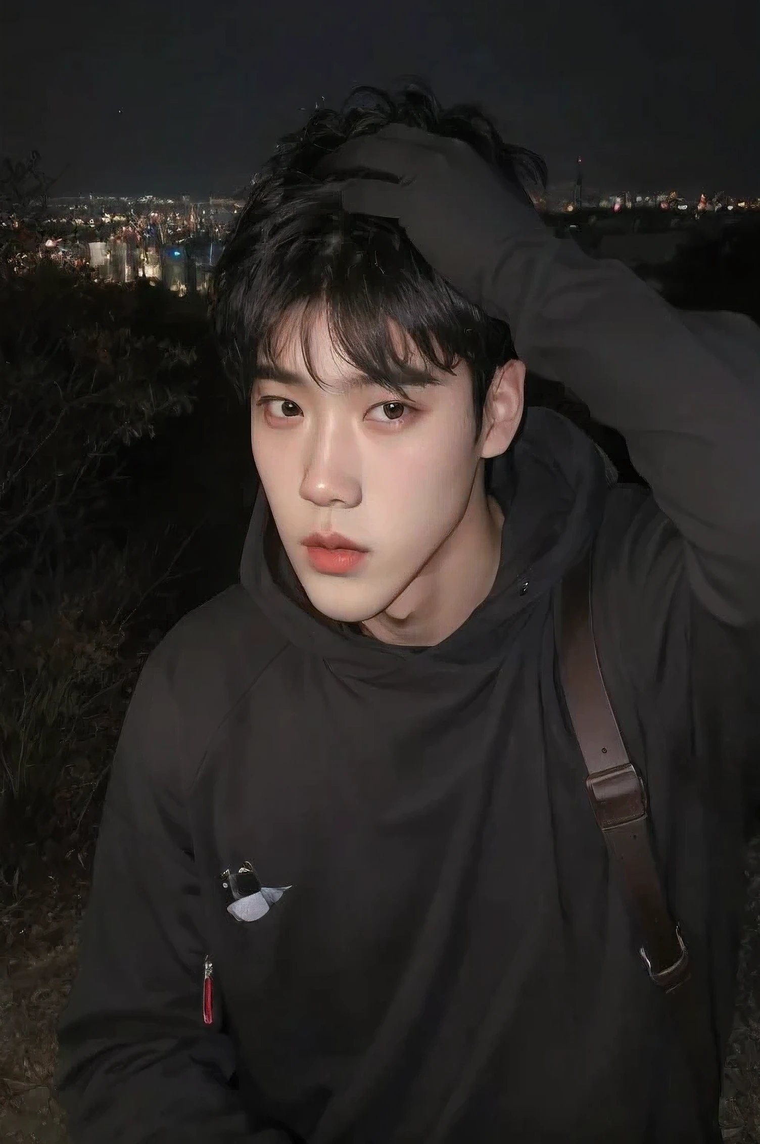 hombre arafed con una sudadera con capucha negra y una mochila al hombro, kim doyoung, ulzzang inteligente, 8k selfie photography, hombre surcoreano, handsome japanese demon boy, Retrato de Jossi de Blackpink, inspirado por Zhang Han, foto de perfil en la cabeza, un hombre guapo,pelo corto negro, pale korean adorable face, Hong June Hyung, jinyoung shin