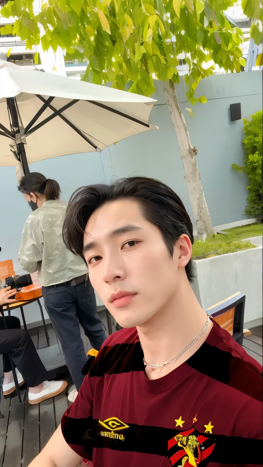 There is a man sitting at a table with an umbrella, Hsiao-ron, christopher c. sotavento, Fotografia selfie 8k, lindo chad queixo, inspirado em Zhang Han, Jinyoung Shin, 27 anos de idade, cai xukun, 29 anos, 28 anos de idade, muito tempo, homem sul-coreano, rosto bonito e rosto lindo