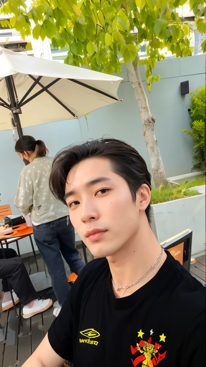 There is a man sitting at a table with an umbrella, christopher c. sotavento, Hsiao-ron, lindo chad queixo, 27 anos de idade, inspirado em Zhang Han, 29 anos, Jinyoung Shin, Fotografia selfie 8k, homem sul-coreano, 28 anos de idade, rosto bonito e rosto lindo, Sakimichan, Heise Jinyao