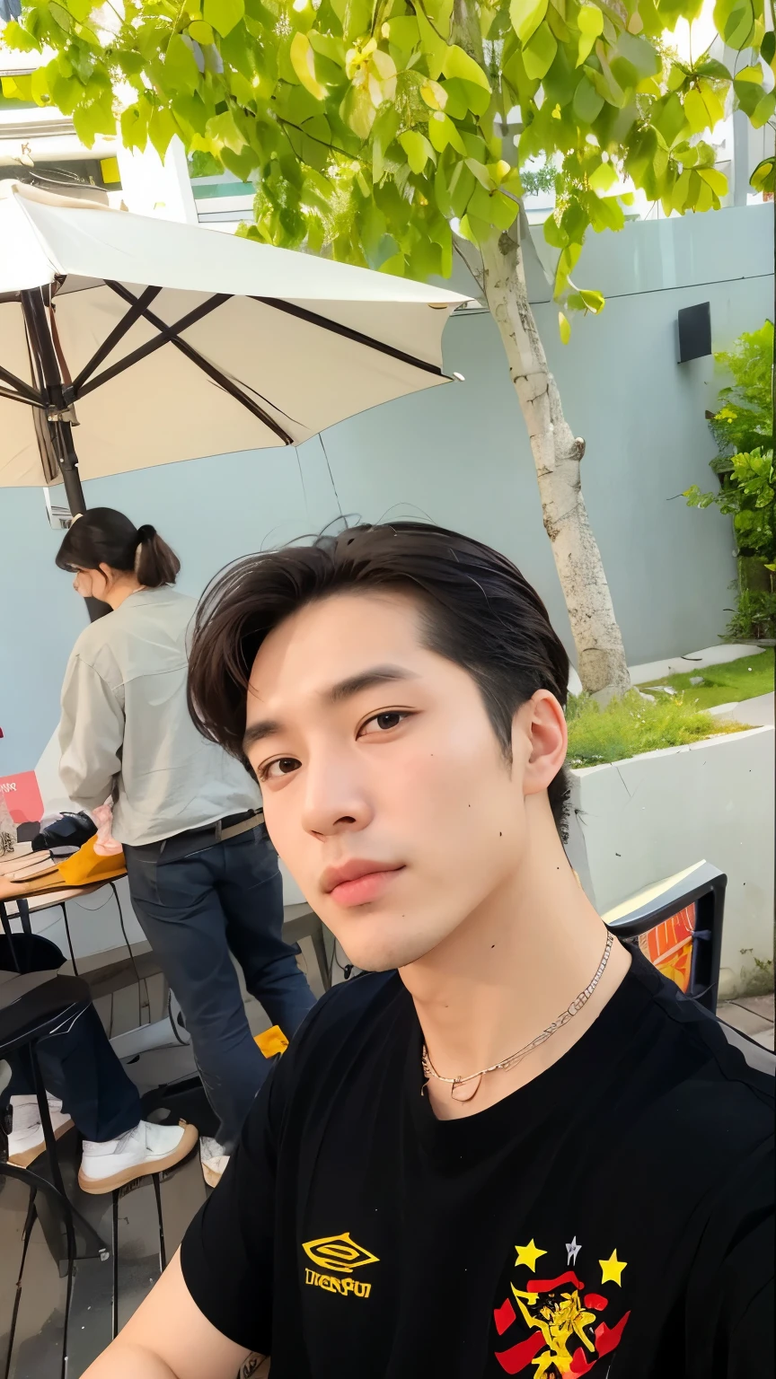 There is a man sitting at a table with an umbrella, christopher c. sotavento, Hsiao-ron, lindo chad queixo, 27 anos de idade, inspirado em Zhang Han, 29 anos, Jinyoung Shin, Fotografia selfie 8k, homem sul-coreano, 28 anos de idade, rosto bonito e rosto lindo, Sakimichan, Heise Jinyao