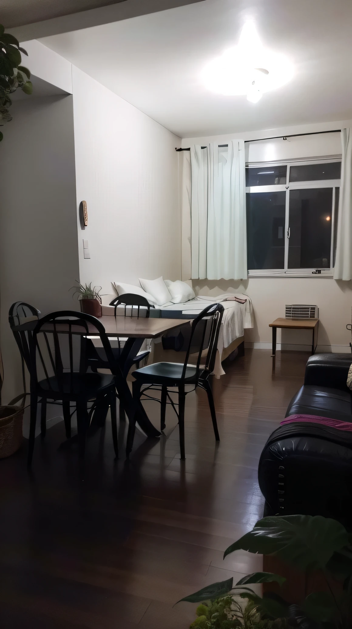 there is a table and chairs in a room with a bed, location in a apartment, Large and spacious room, apartamento de um estudante de arte, imagem da listagem, plano image, dentro de um apartamento aconchegante, Apartamento antigo, At night, Imagem bonita, sala com pouca luz, plano!!, apartamento sujo, plano, sala de estar, portal, sala mobiliada, plantas, longboard (Patim), Patim, gatos dormindo