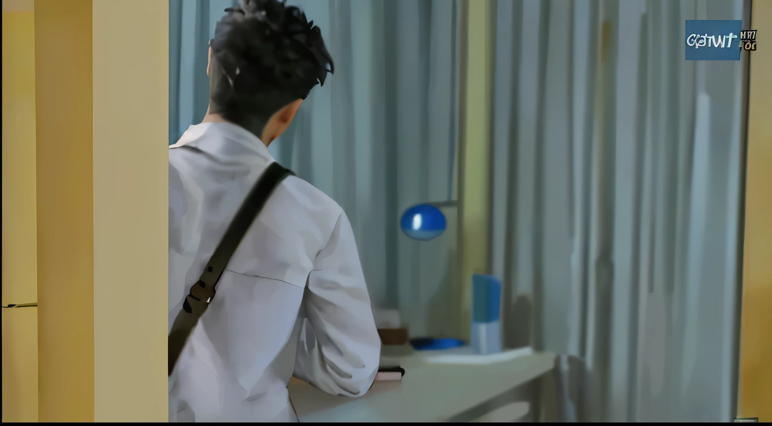 haay un chico de espaldas con cabello gris plateado