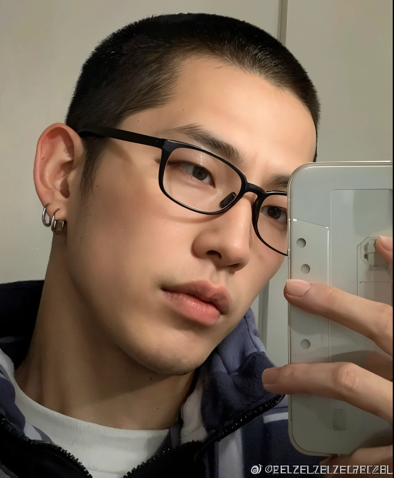 there is a man taking a selfie with his cell phone, taken at the beginning of 2020, asian man, Hong junho hyung, profile picture with headshot, Yanjun Chengt, orelhas calibradas, retrato de alta qualidade, taejune kim, hyung tae, 18 anos de idade, twitch streamer / jogador ludwig, Steve Zheng, half asian, with glasses