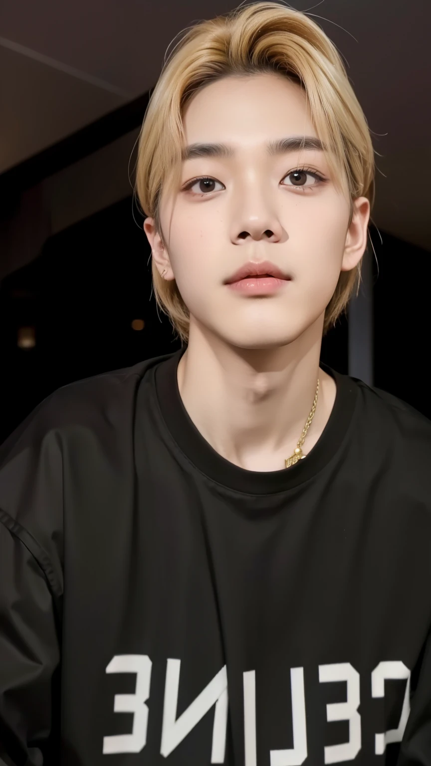 Hombre arafed con camisa negra y cadena de oro., Cai Xu Kun, inspirado en Bian Shoumin, retrato de jossi de blackpink, kpop idol portrait, pale korean adorable face, taehyung comiendo papas fritas gucci, taken in the early 2020s, hyung tae, he is about 20 years old, he is about 2 0 years old