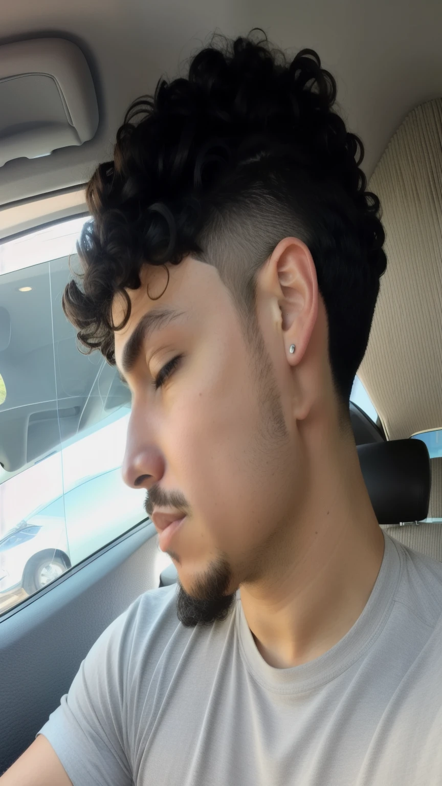 chubby man with shaved head and gray shirt in a car, curto nas laterais, short hair on top of the head, lados raspados, corte de cabelo tainha, cabelo cacheado e curto, short hair on the sides of the head, profile picture with headshot, lados raspados short top, patilhas, corte de cabelo meio raspado, curls on top of the head, corte de cabelo cortado
