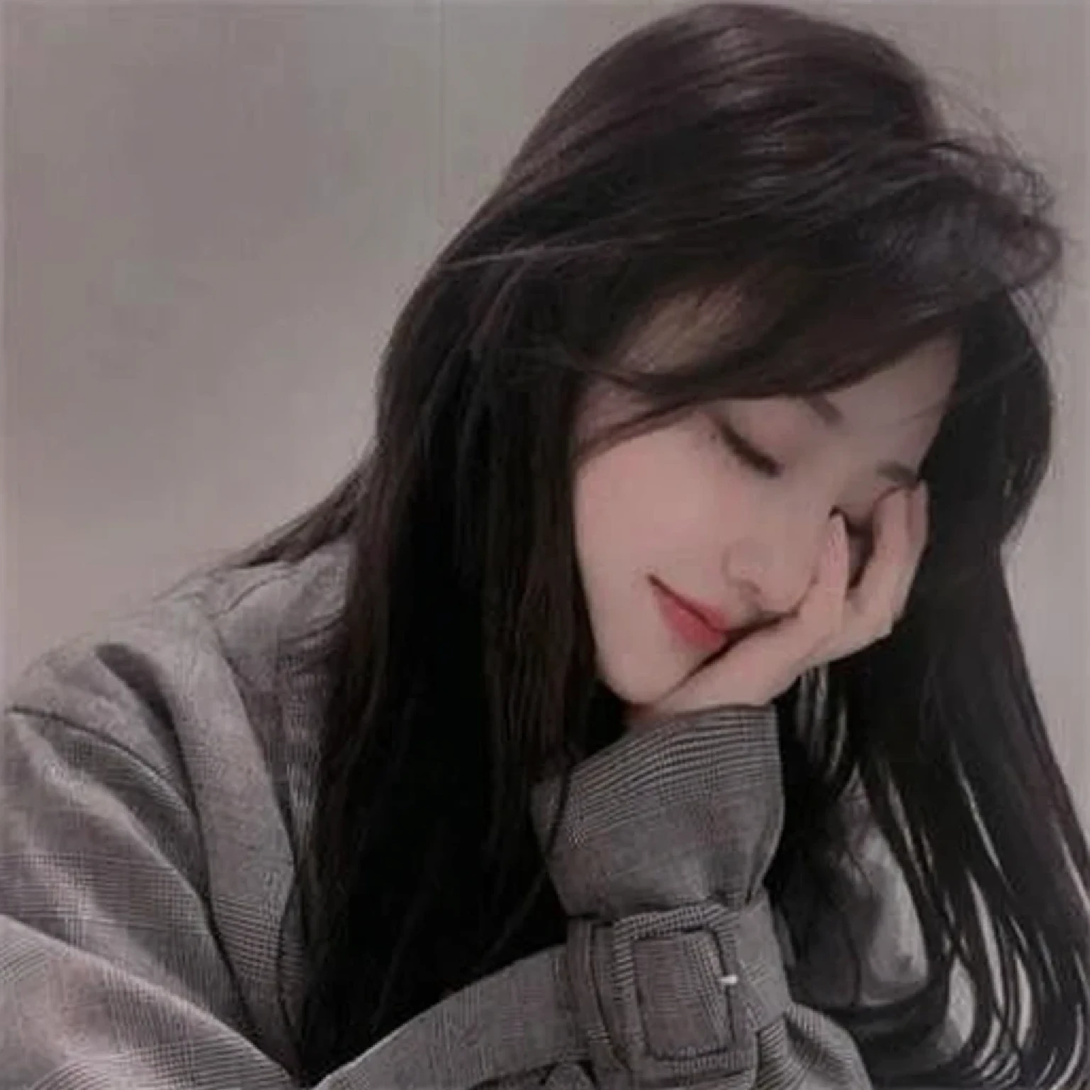 Close-up of a person's hands on his face, Urzan, She has a cute and expressive face, she has a cute face, cute korean face, Bae Xiuzhi, she has black hair,Have bangs, & Her expression is serious, Brunette girl wearing hoodie, 8K)), Has a cute and delicate face, With cute doting eyes