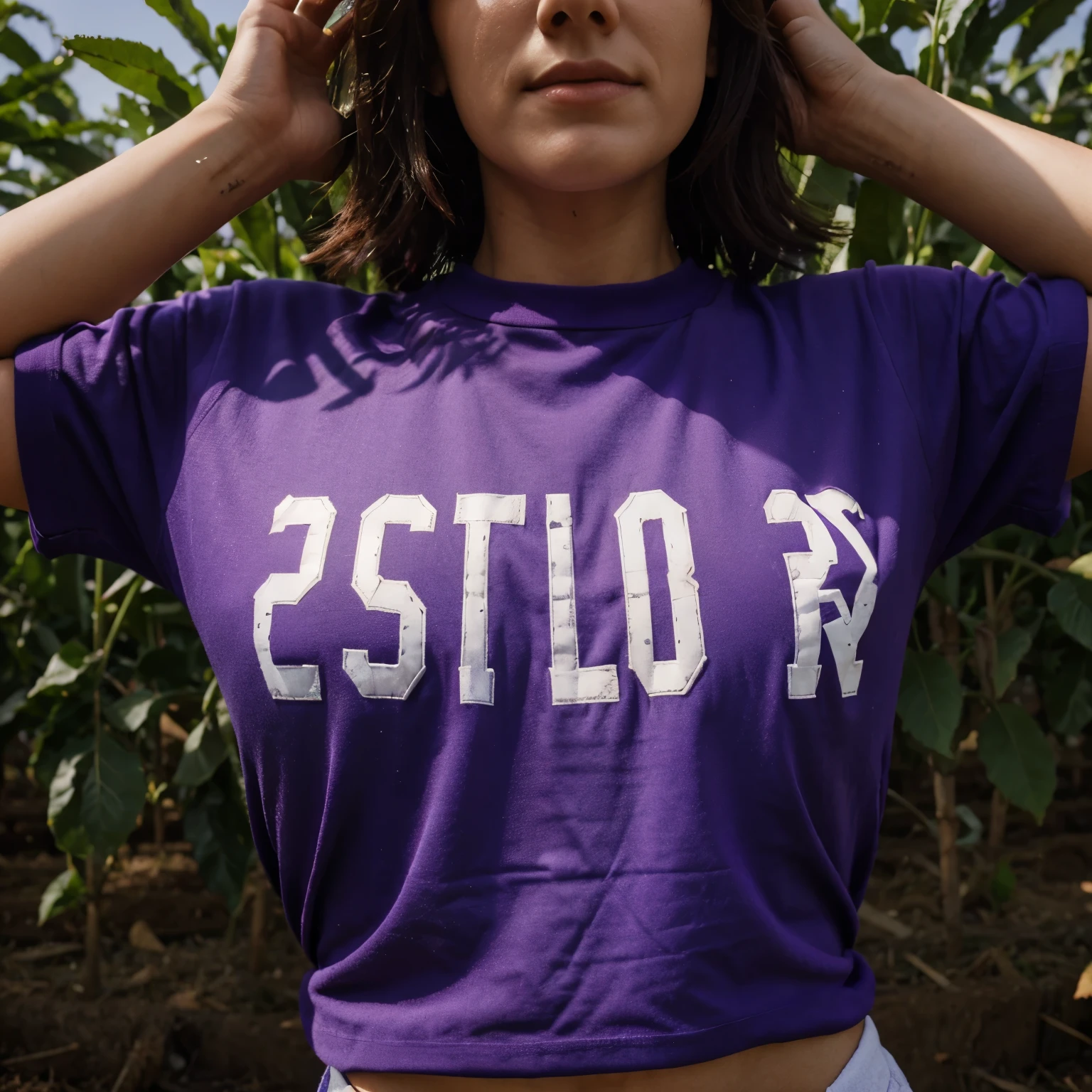 um close de uma mulher ??? com uma camisa roxa e jeans, top roxo, Senhora deslumbrante, corante dividido, linda mulher, assunto completo mostrado na foto, direto, Young female, qualidade muito alta, Wearing a volleyball shirt, rosa e roxo, 4 0 9 6, jovem, roxo e rosa, linda mulher, camiseta violeta, camiseta esportiva, pose ???