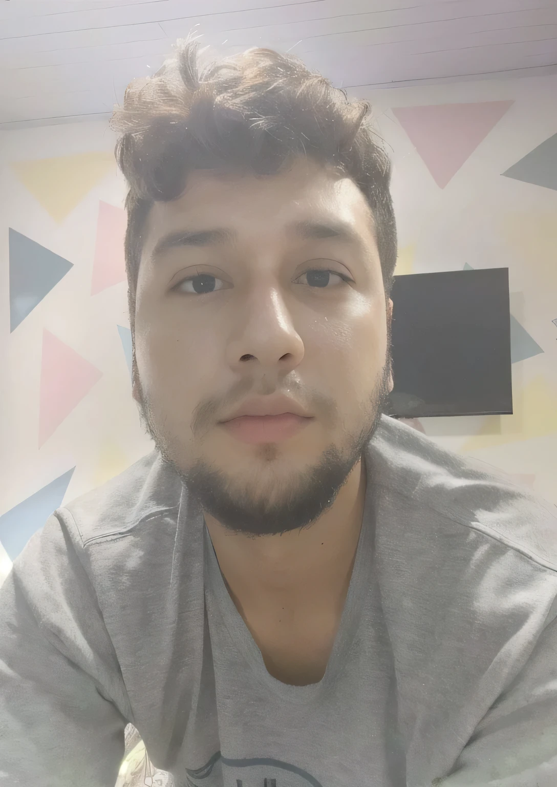 there is a man sitting in a room with a laptop, cerca de 19 anos, imagem frontal, caio santos, imagem de qualidade muito baixa, com uma pequena barba, mateus 9 5, Fotografia selfie 8k, foto de rosto, sem barba, sem barba, profile picture with headshot, cerca de 20 anos, aykut aydogdu, foto de perfil profissional