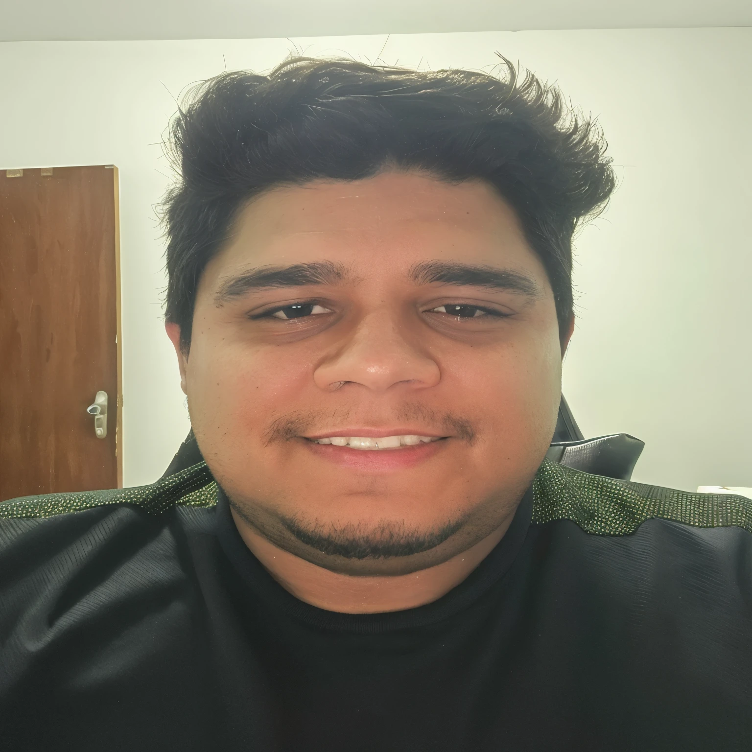 utilize a mesa foto anterior e crie com o mesmo rosto um advogado gordo, 90 quilos, standing with 30 years in suit and tie, Body and straight head in the photo, de frente para o espectador da foto, olhos fitos para a lente, shoulders and head appear in the photo, homem centralizado na foto, 8k, melhor qualidade, obra prima, realista, Foto realista, foto de cinema, Ultra realista, 1 pessoa, detalhado, Perfect Lighting, DSRL, foto profissional, 4K