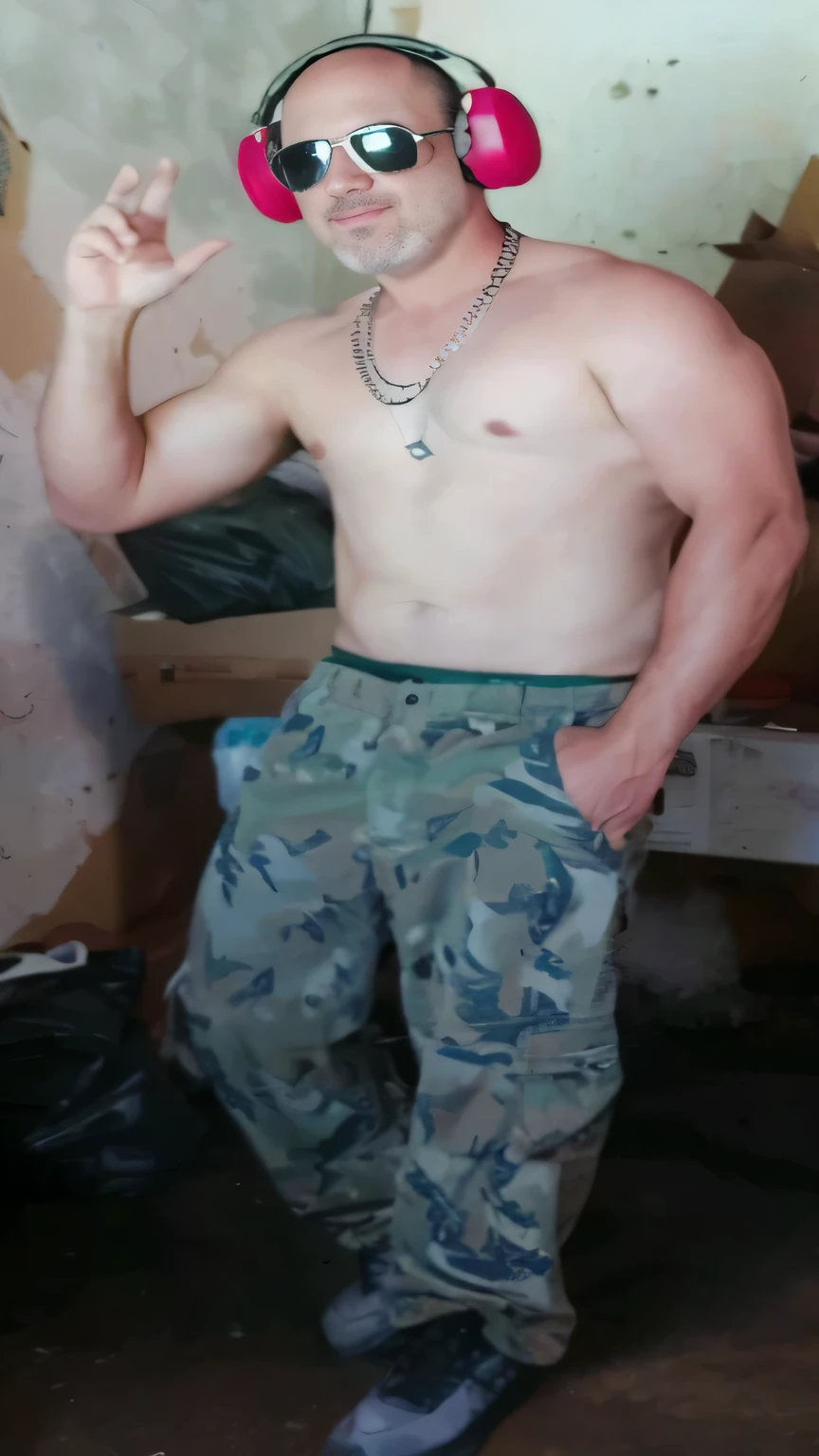 homem arafiado usando fones de ouvido e um par de protetores de ouvido rosa, foto de corpo inteiro, cerca de 19 anos, foto de corpo inteiro, foto de corpo inteiro of steve, 27 anos de idade, 29 anos, 23 anos, 28 anos de idade, foto adequada, vestindo camuflagem, mid shot of a handsome guy, foto vazada