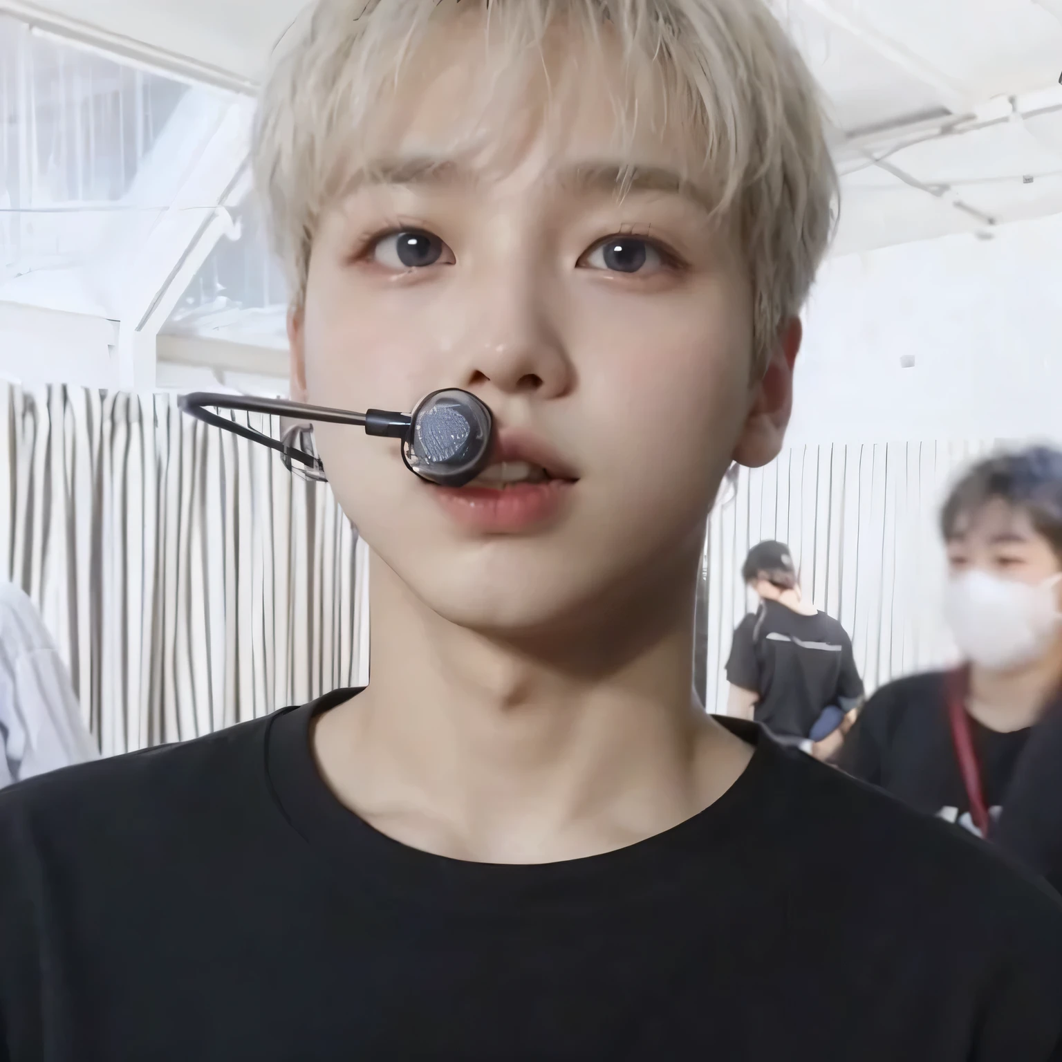 en primer plano vemos a Hyeongjun de Cravity, labios pomposos, pale face with large, tender light-colored eyes