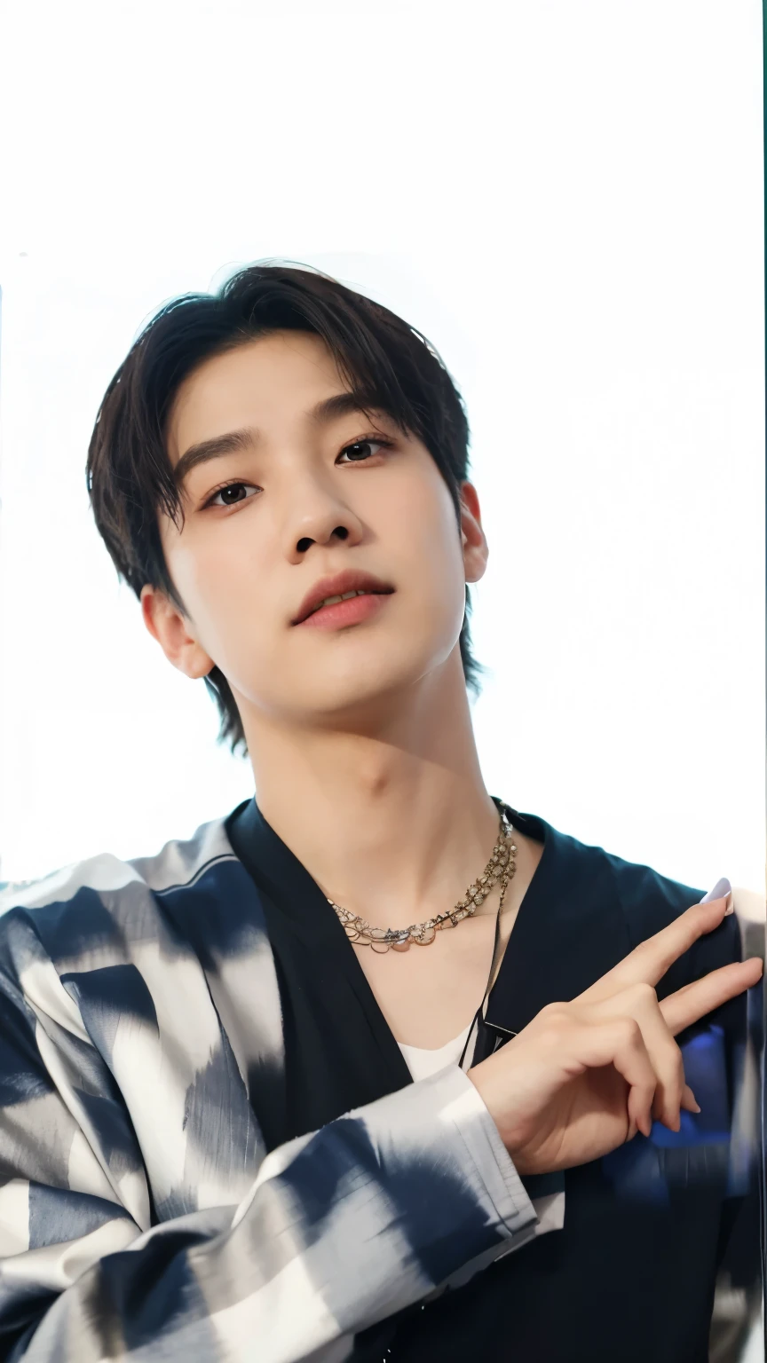 hombre arafed con un collar y un collar en el cuello, Cai Xu Kun, hyung tae, jinyoung shin, inspirado en Bian Shoumin, kim doyoung, Shin Jeongho, Hong June Hyung, inspirado en jeonseok lee, kpop idol portrait, Baekhyun, imagen filtrada, hyung tae kim, foto oficial, daoshi, fondo solido