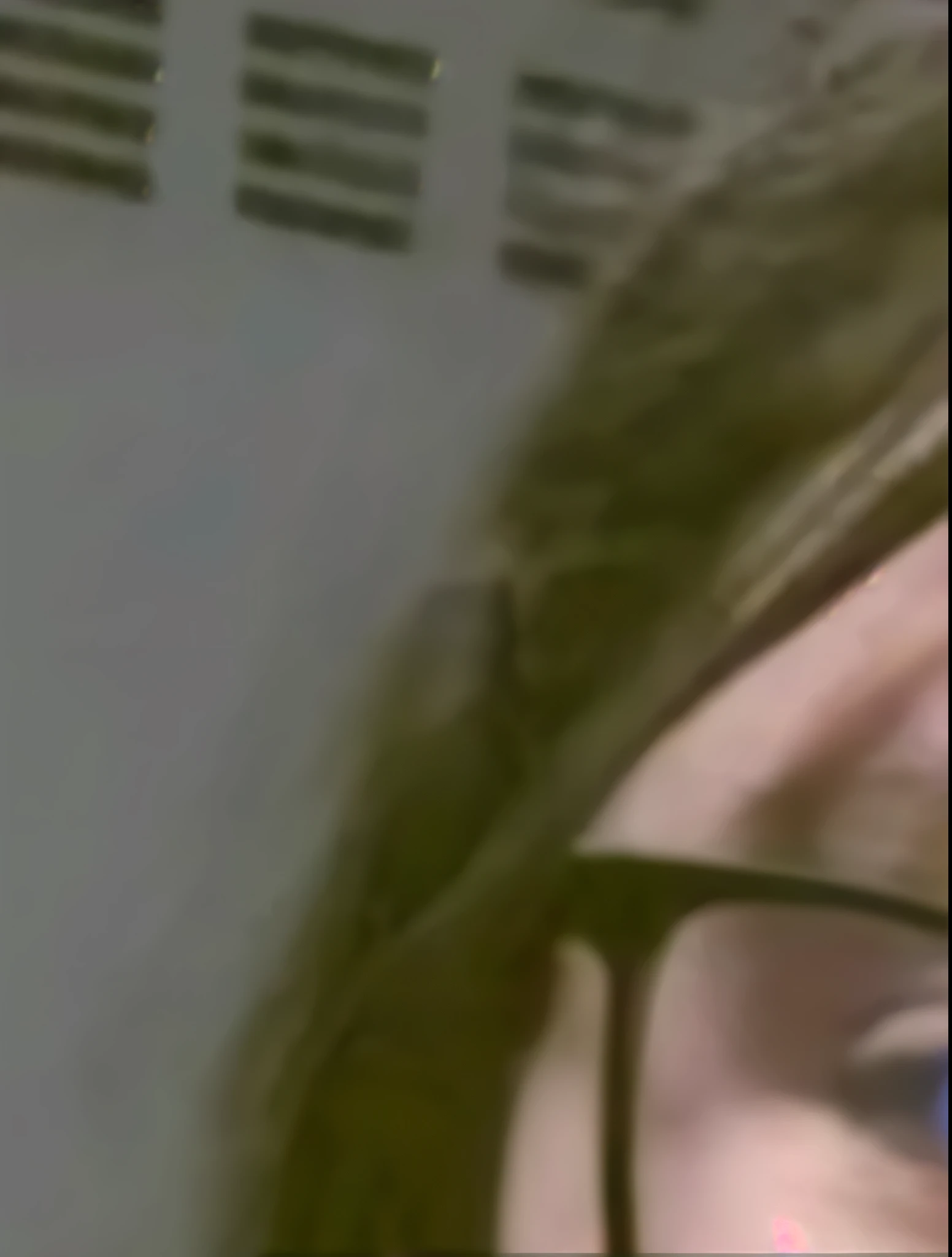 there is a woman taking a selfie with her cell phone, linda sonrisa ligeramente nerd, Foto de perfil, leve sonrisa nerd, headshot foto de perfilture, foto de Snapchat, 18 years, foto de perfil, granulado de baja calidad, foto de perfilture, around 19 years, desnuda