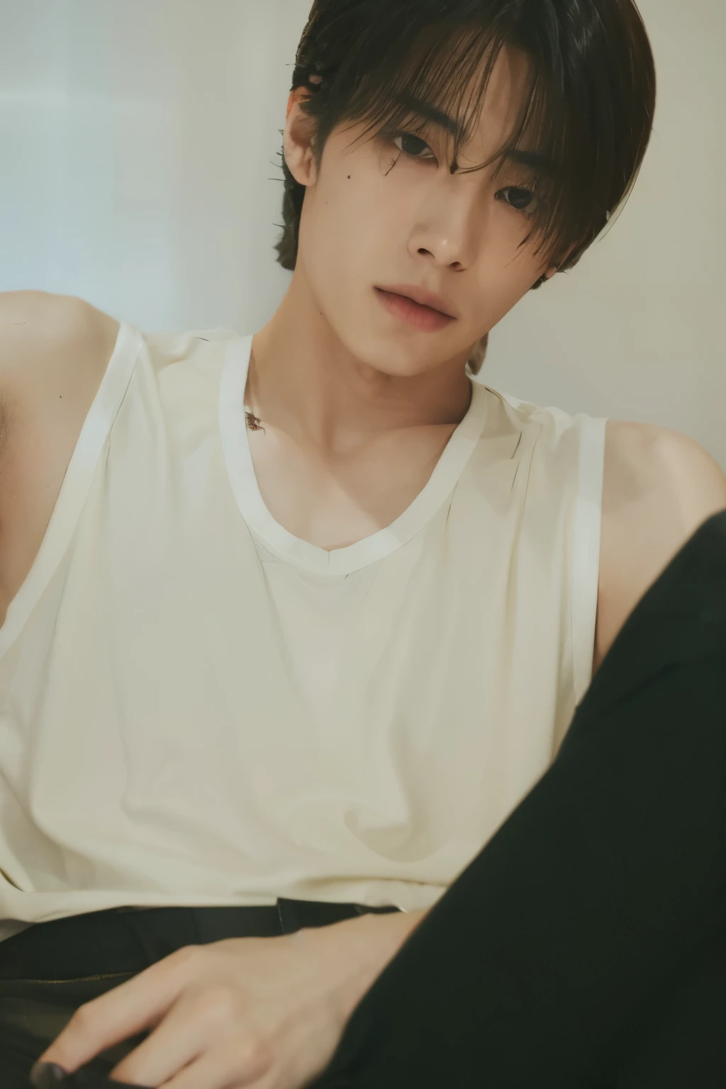 Hombre arafed acostado en una cama con una chaqueta negra, jinyoung shin, Cai Xu Kun, Jung Jaehyun, pintar ulzzang, hyung tae, 1 7 - year - old chico cara delgada, inspirado en jeonseok lee, pale korean adorable face, androgynous face, inspirado por Zhang Han, chico cara delgada, cuchilla del grupo de drenaje