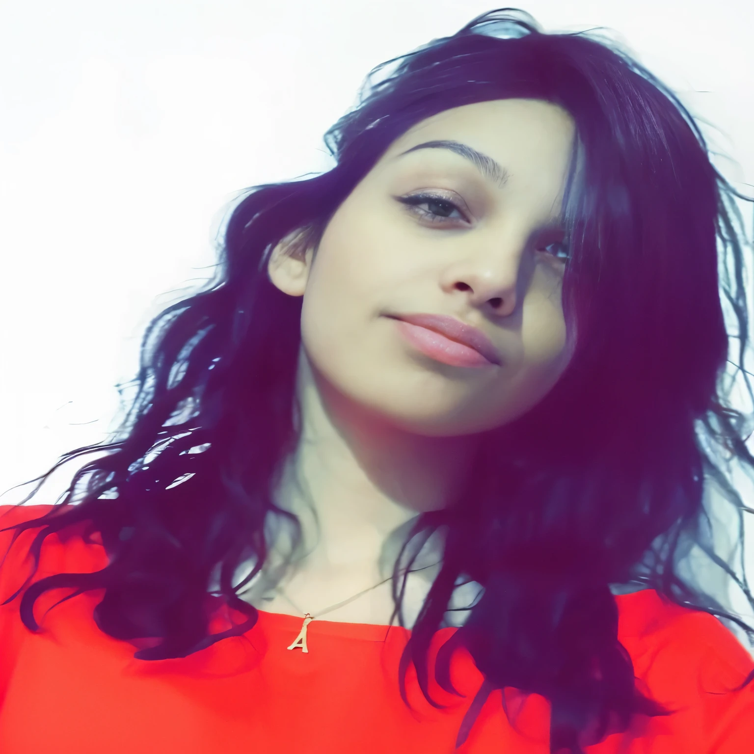 there is a woman with long black hair wearing a red shirt, selfie de uma jovem, o bebedor faz, imagem de perfil, imagem de perfil, garota indiana com pele morena, com cabelo preto, 18 anos de idade, com rosto preciso, imagem de qualidade muito baixa, foto selfie, com cabelo preto liso, Com cabelo comprido, portait photo imagem de perfilture