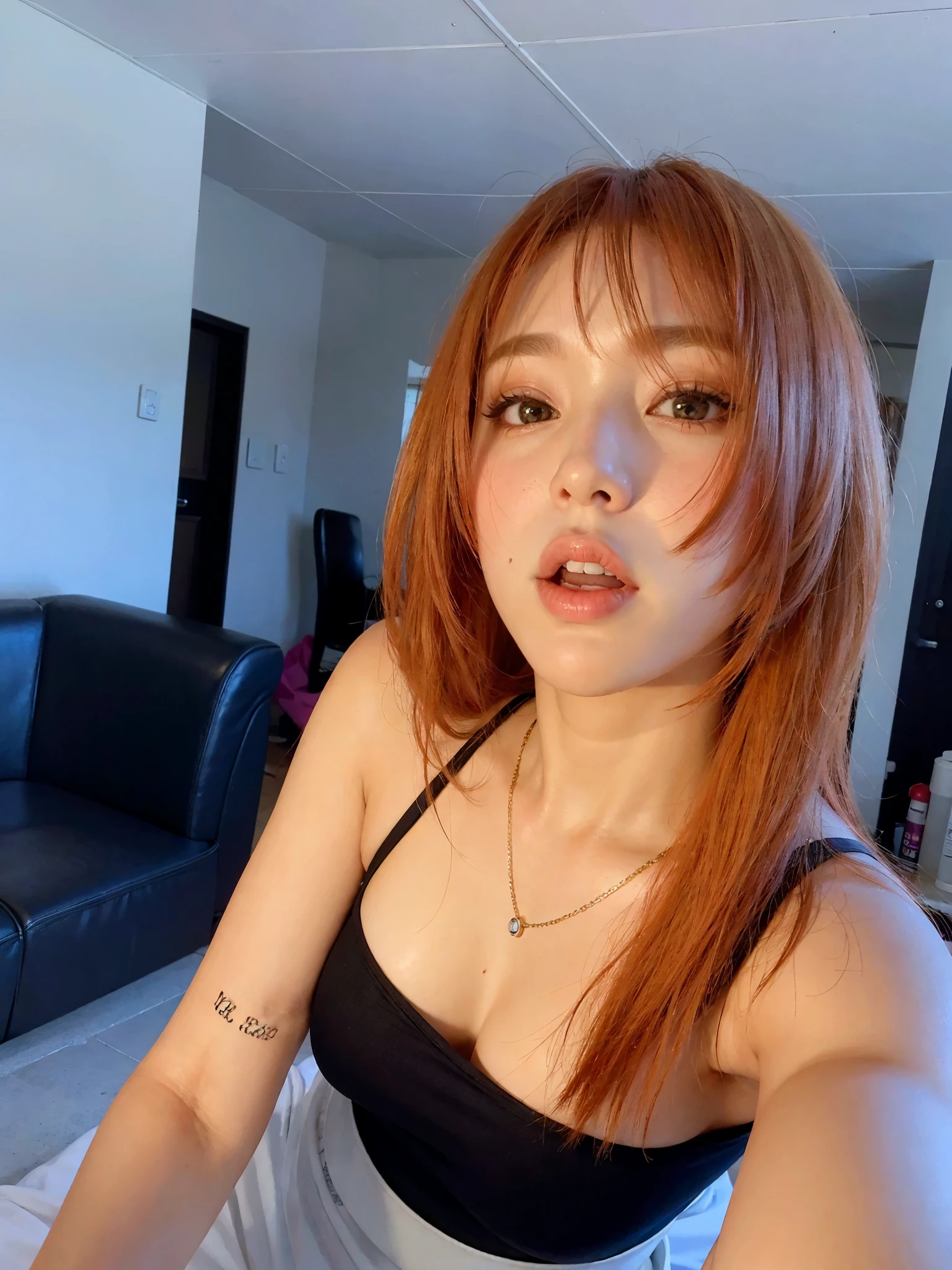 Hay una mujer pelirroja y con un sujetador negro., 18 years, El corte de Hime, cerveza madison como leeloo, Ella tiene el pelo rojo, lirio franco, Lalisa Manobal, com franja, com franja completa, foto de perfil, basia tran, 16 years, Bella Poarca, ella tiene el pelo largo y rizado