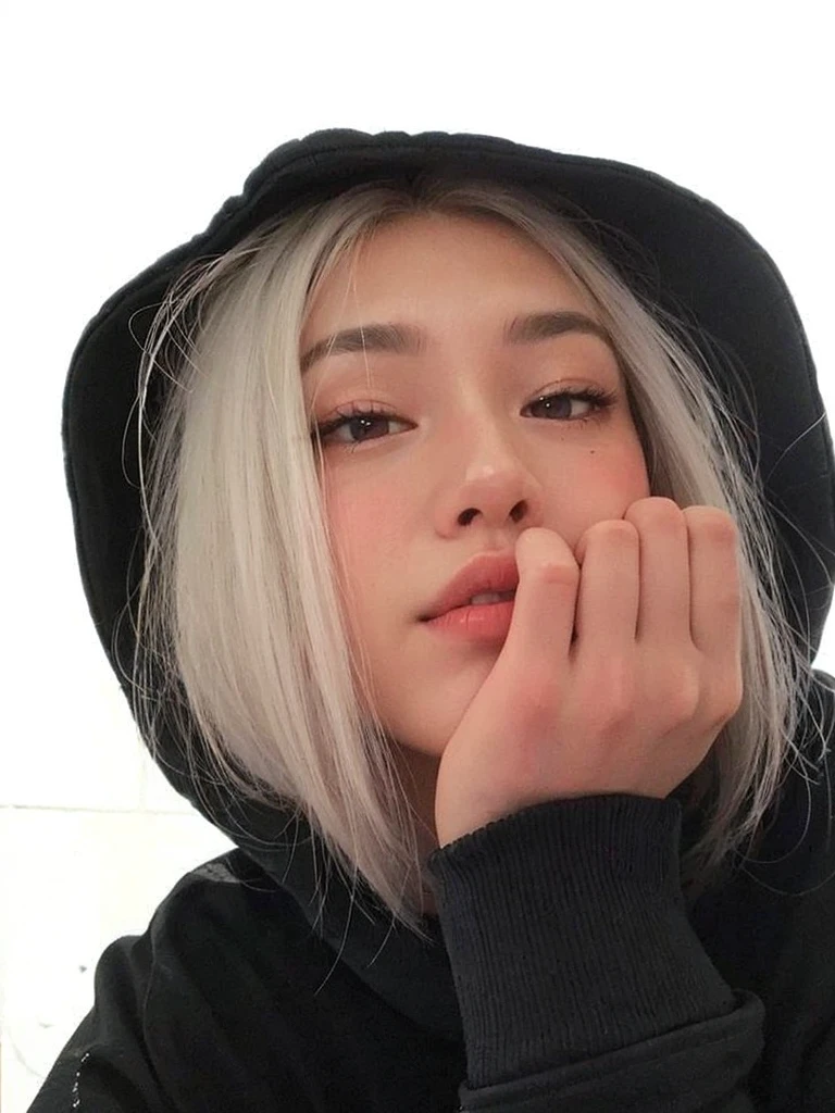Mujer arafed con cabello blanco y sudadera con capucha negra., perfect pelo blanco girl, su cabello es blanco, chica con pelo blanco, cara bonita de pelo blanco, chica de pelo plateado, pelo blanco, con el pelo largo y blanco, chica de pelo plateado, chica con sudadera con capucha, chica con pelo corto y blanco, Una chica tiene el pelo blanco, pelo blanco, con pelo largo y blanco