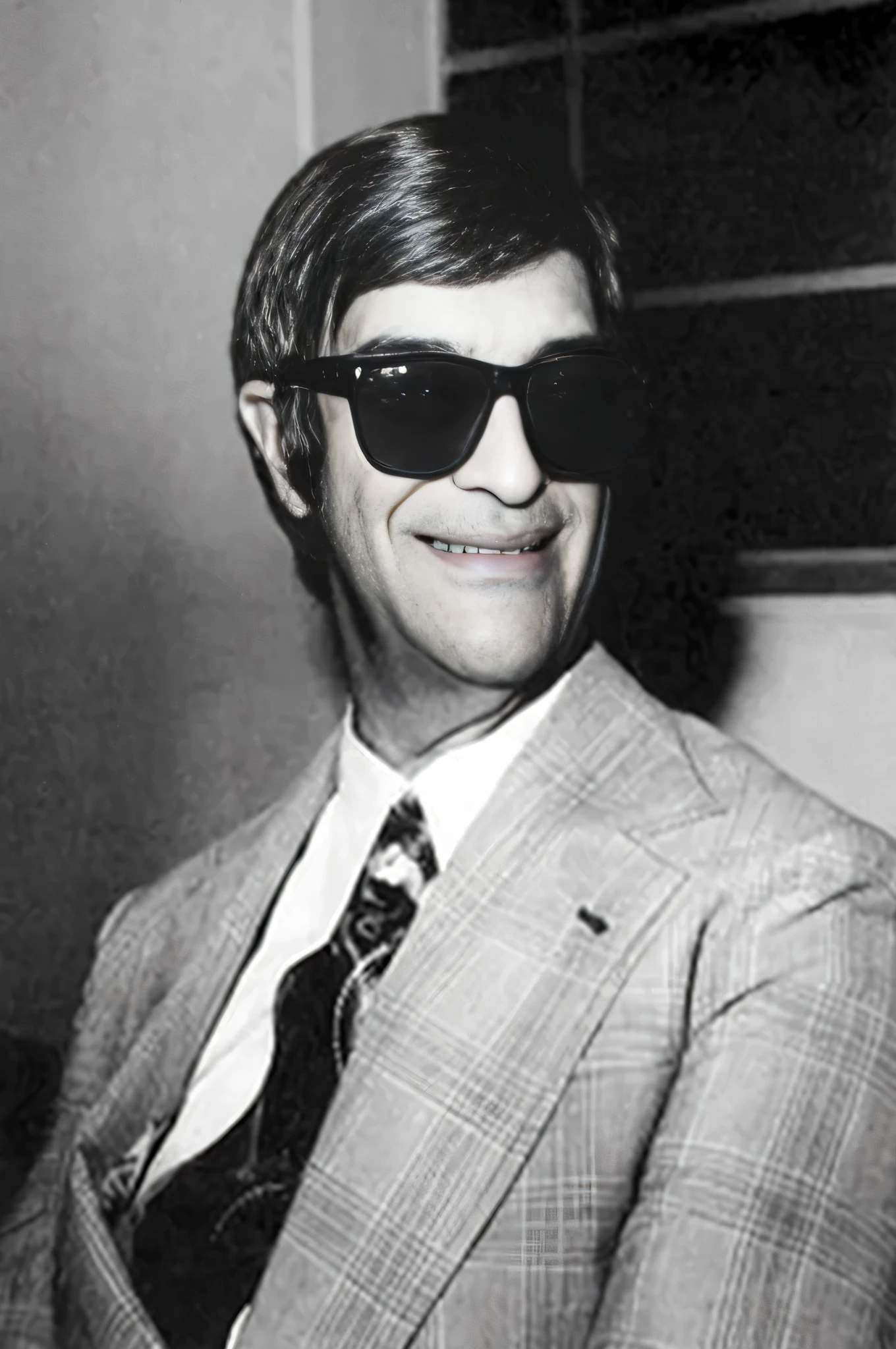 arafed man in a suit and tie Emith sunglasses on, Louis Kahn, in suit Emith black glasses, al duque, Emith sunglasses, Stanley Kubrick, rasgar, Ralph Bakshi, leite bruto, Lino Sebastian, Frank Frazzeta, magnata khan, 1 9 7 5 foto, inspirado em Glennray Tutor, m. Em. kaluta