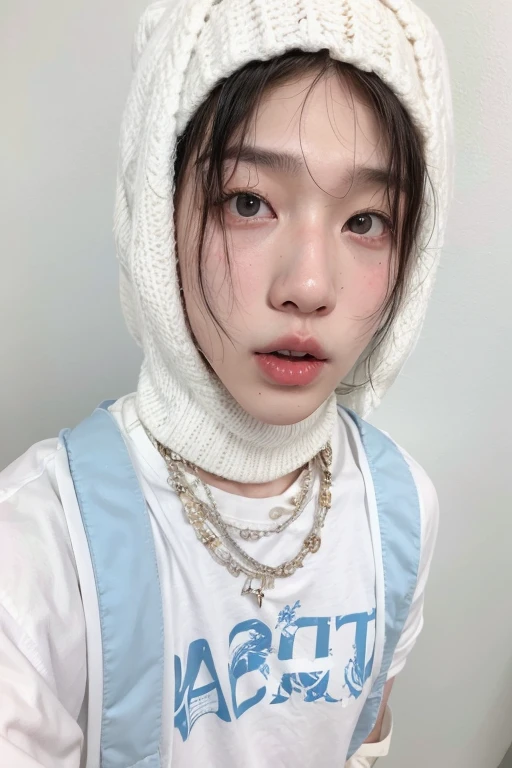 hombre arafed con sombrero blanco y camisa blanca., Hwang hyunjin , ulzzang, pintar ulzzang, pale korean adorable face, Hong June Hyung, and - girl, e-chica, usando una gargantilla y un lindo sombrero, kim taejin, Jung Jaehyun, Cai Xu Kun, y 2 k cutecore clowncore