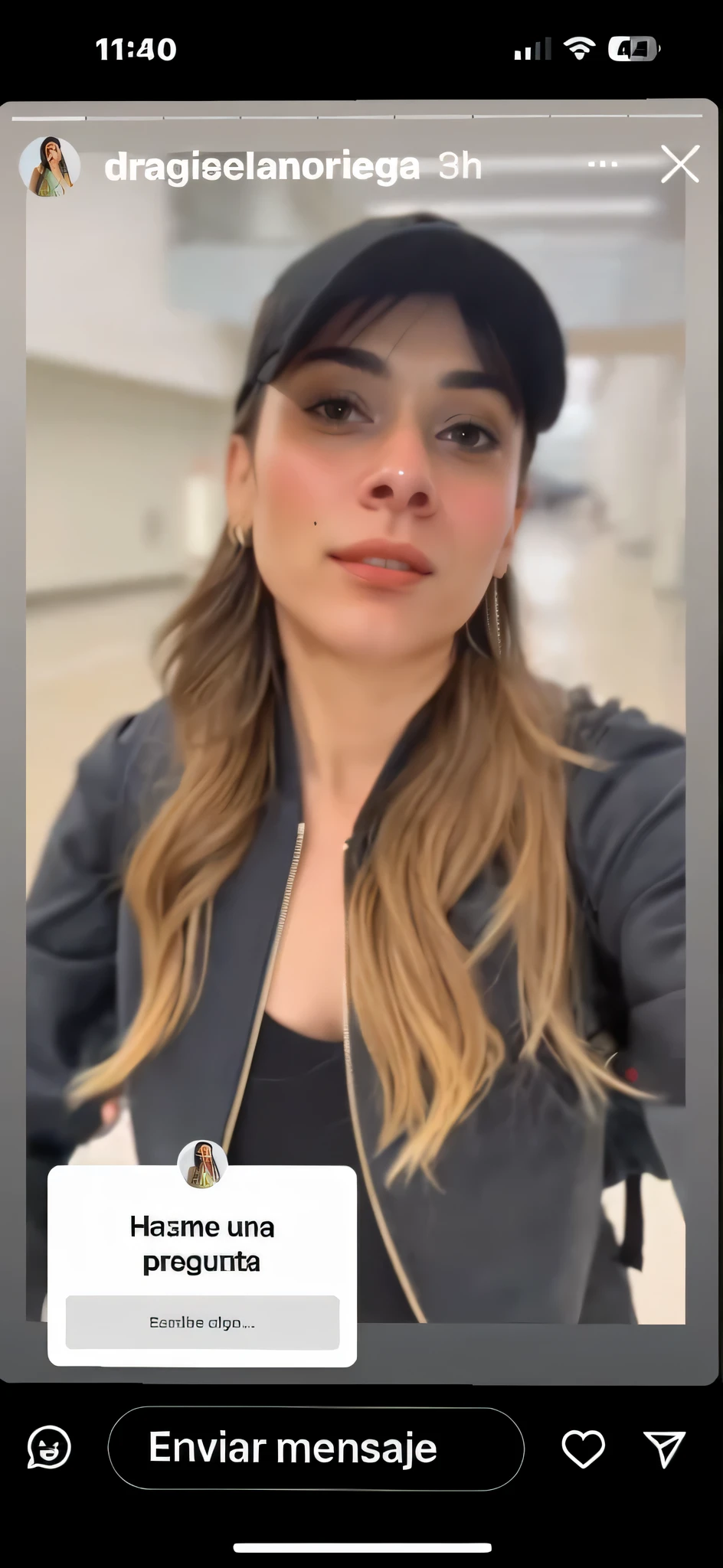 A closeup of a woman wearing a baseball cap and a black jacket, apareciendo en un centro comercial, historia de instagram, tik tok videos, El asiente, low quality video, captura, chloe bennet, filtro de instagram, Screenshot of YouTube video, captura de pantalla de la historia de Snapchat, iphone videos, inspired by Gina Pellón, metraje de baja calidad, lorena avarez