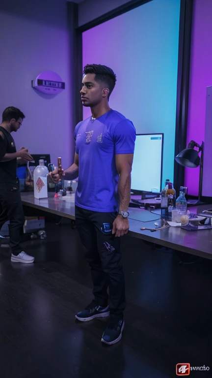 there is a man standing in a room with a purple light, 2k aesthetic, corpo todo tomada hyperdetailed, suave em _ o fundo, corpo todo! , Pose casual, pegando seus tacos e bebendo), corpo todo, altamente detalhado corpo todo, altamente detalhado, alto realismo na cara, corpo e roupa
