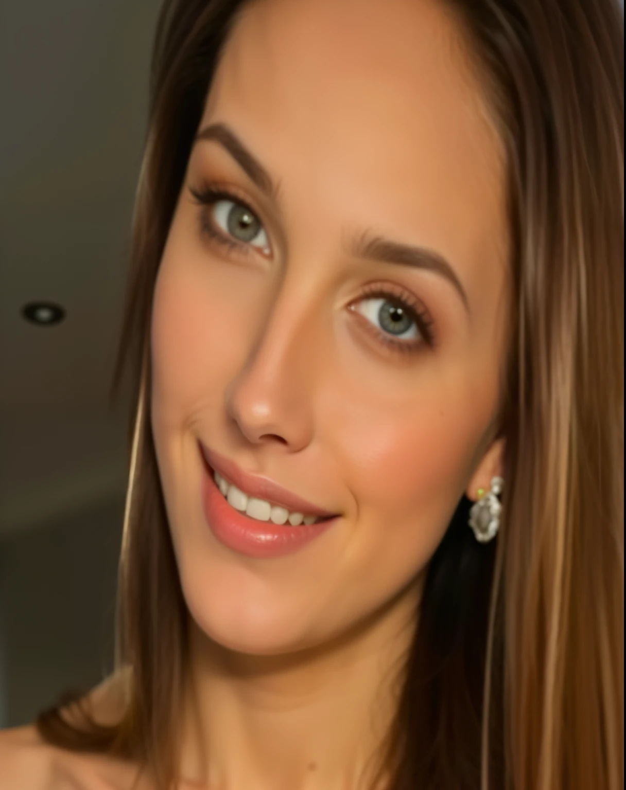 um close up de uma mulher com cabelos longos e brincos sorrindo, closeup impressionante, headshot, lindo rosto hiperrealista, mulher mais linda do mundo, lindo rosto fotorrealista, rosto sexy, lindo rosto atraente, muito atraente e bonito, ela tem dentes brancos perfeitos, rosto perfeito realista, rosto lindo e realista, cara de gal gadot, Retrato de Sophie Mudd