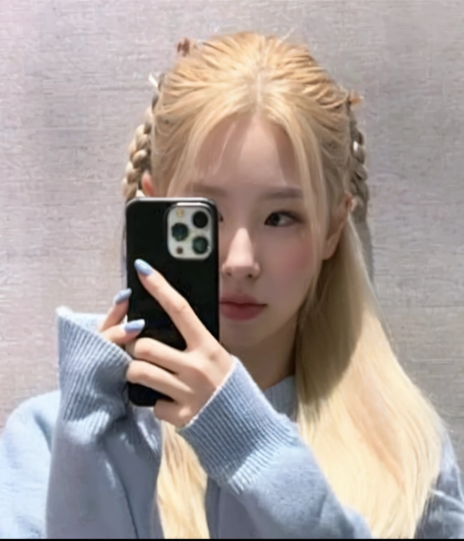 Araffe girl with long blonde hair taking a selfie with her cell phone, parque roseanne de blackpink, ulzzang, jossi de blackpink, kim doyoung, su cabello es blanco, jinyoung shin, aesthetic!!!!!! genio femenino, el corte de hime, Jaeyeon Nam, pale korean adorable face, Lalisa Manobal, foto de perfil en la cabeza, ella tiene cabello rubio, kpop girl , korean face miyeon , girl face