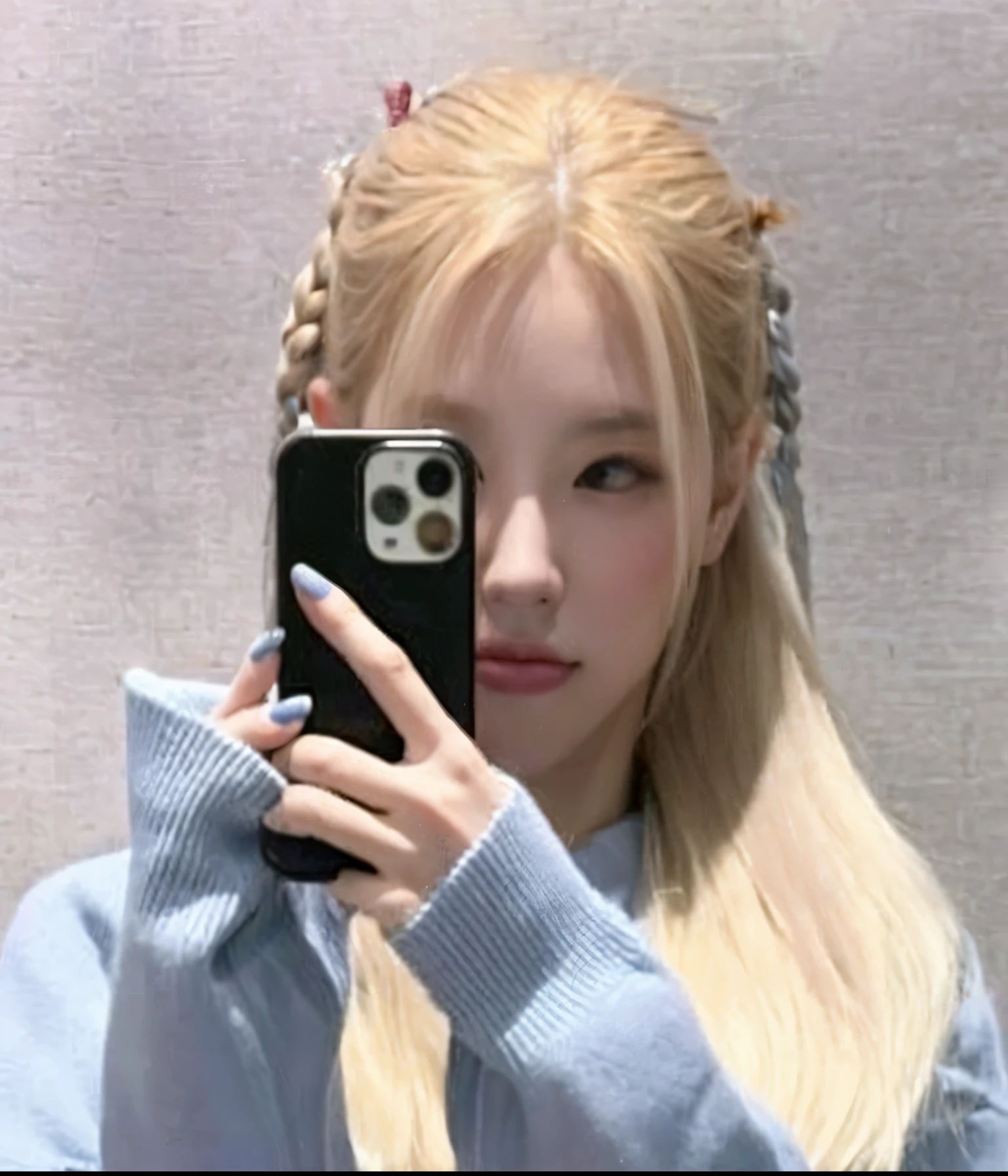 Araffe girl with long blonde hair taking a selfie with her cell phone, parque roseanne de blackpink, ulzzang, jossi de blackpink, kim doyoung, su cabello es blanco, jinyoung shin, aesthetic!!!!!! genio femenino, el corte de hime, Jaeyeon Nam, pale korean adorable face, Lalisa Manobal, foto de perfil en la cabeza, ella tiene cabello rubio, kpop girl , korean face miyeon , girl face